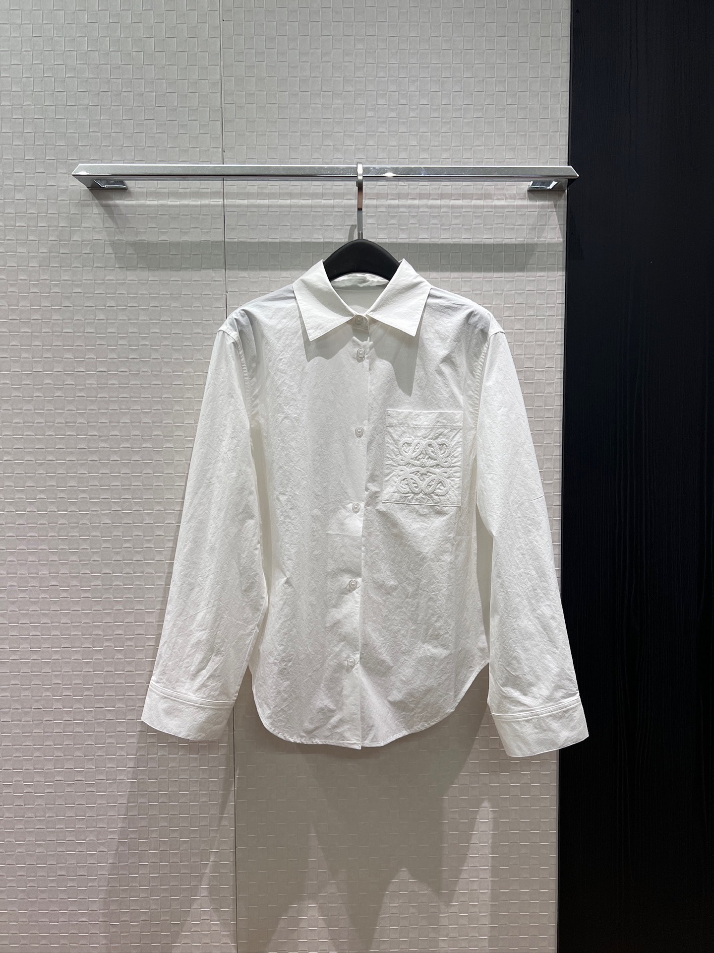 NO:892072,New arrival Loewe simple irregular hem long-sleeved shirt with embroidered logo on the chest and pocket decoration loose splicing ruffles on the back long at the front and short at the back to reduce age and versatile blue and white SML l,,loewe,19860909新款来袭Loewe 简约不规则下摆长袖衬衣胸前刺绣logo徽标口袋装饰 背后宽松拼接荷叶边 前长后短减龄百搭 蓝色白色 SML l,,loewe,,Women's clothing