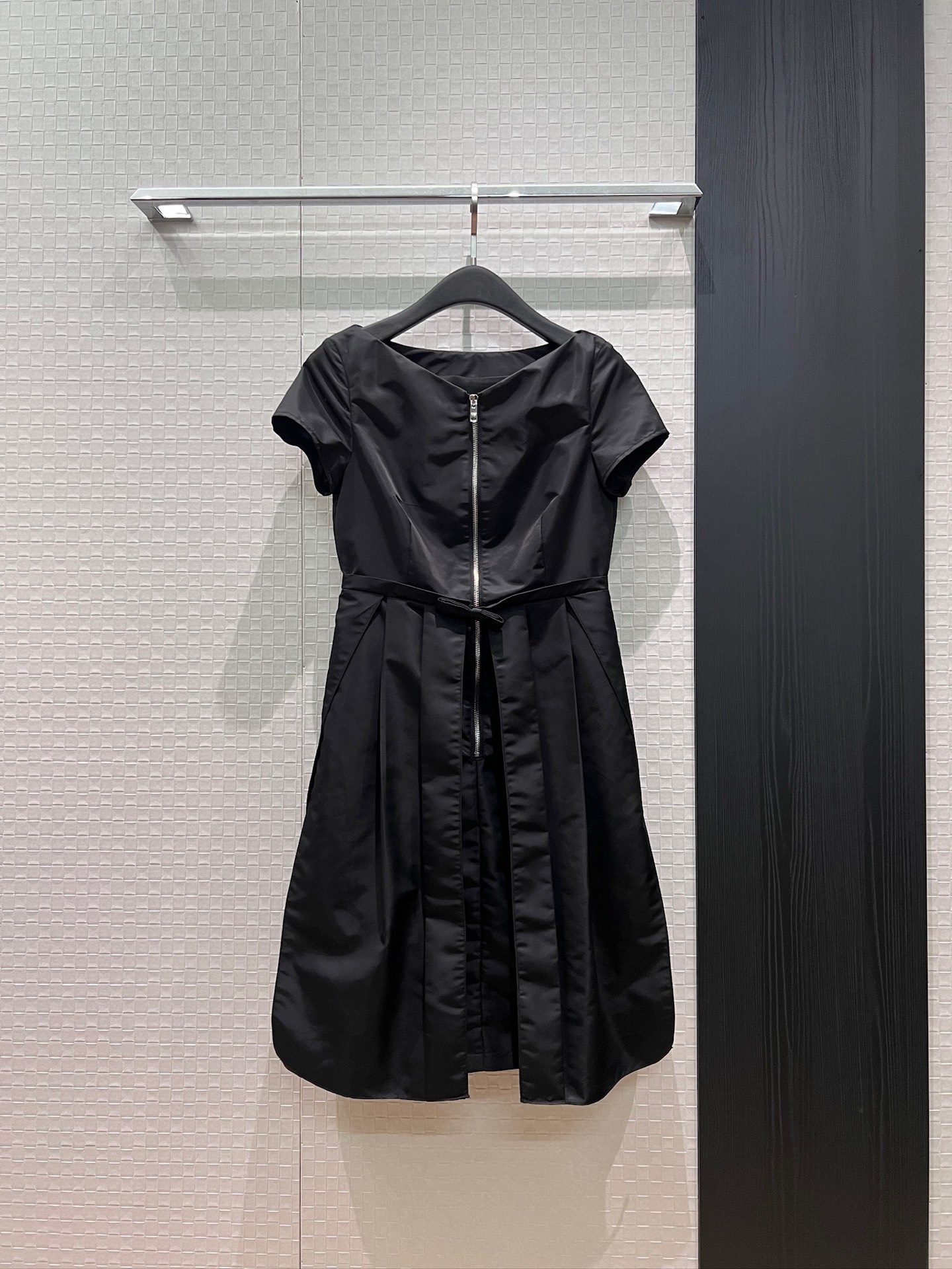 NO:892078,New catwalk model, V-neck one-shoulder nylon dress with irregular pleated skirt, zipper design, pockets on both sides to slim the waist, and age-reducing temperament SML,,skirts,19860909新款走秀款 V领一字肩尼龙连衣裙拼接不规则百褶裙摆 拉链设计 两侧有口袋收腰显瘦 气质减龄 SML,,skirts,,Women's clothing