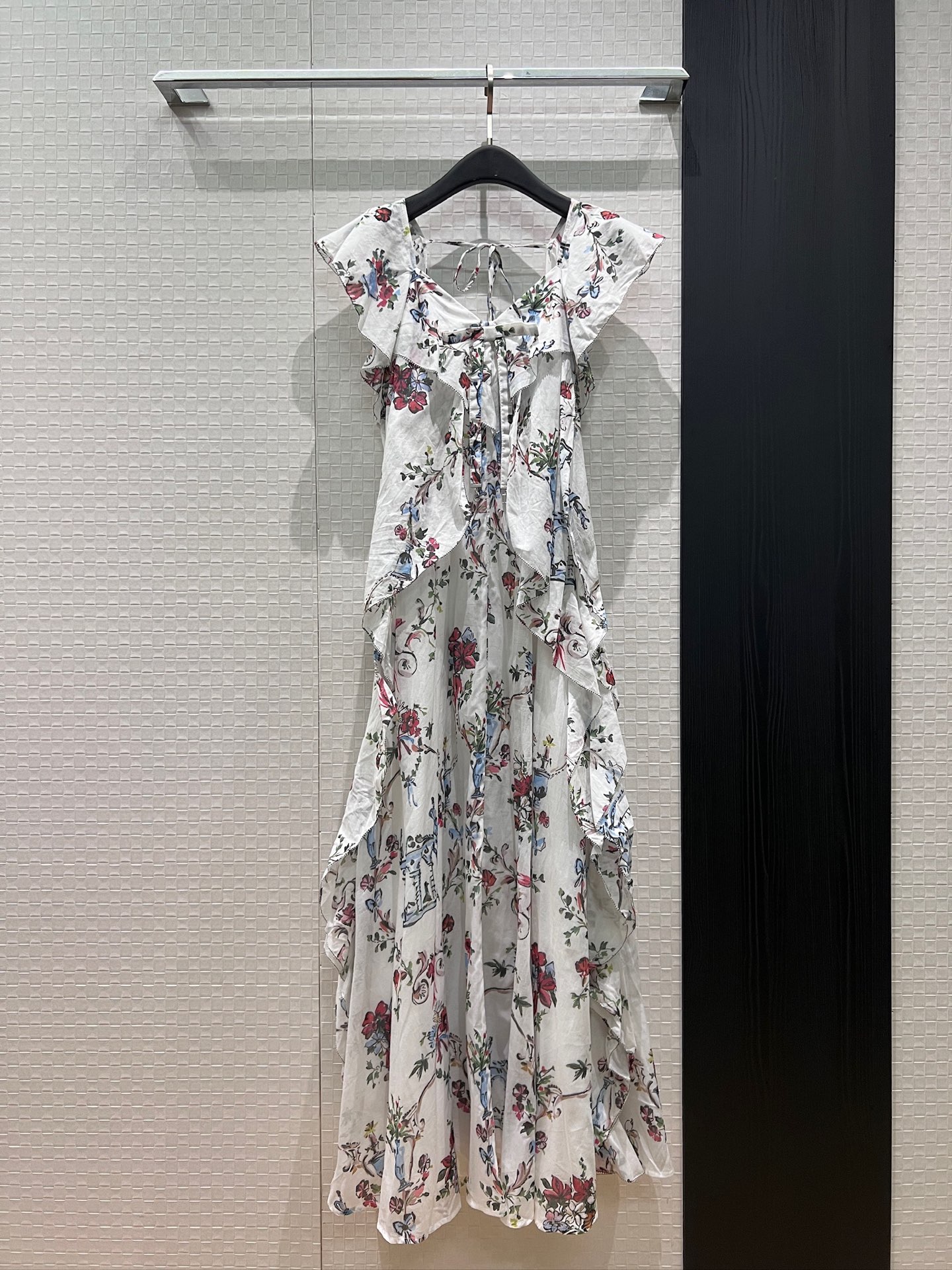 NO:892388,New holiday must-haves French retro print ruffled splicing large backless dress Elegant long dress with CD bow on the chest Backless lace decoration Silk cut cotton and linen seaside vacation must-have for filming S-XL,,skirts,19860909新款度假必备 法式复古印花 荷叶边拼接大露背连衣裙 飘逸长裙胸前cd蝴蝶结 露背系带装饰 对丝剪裁棉麻海边度假 出片必备 S-XL,,skirts,,Women's clothing