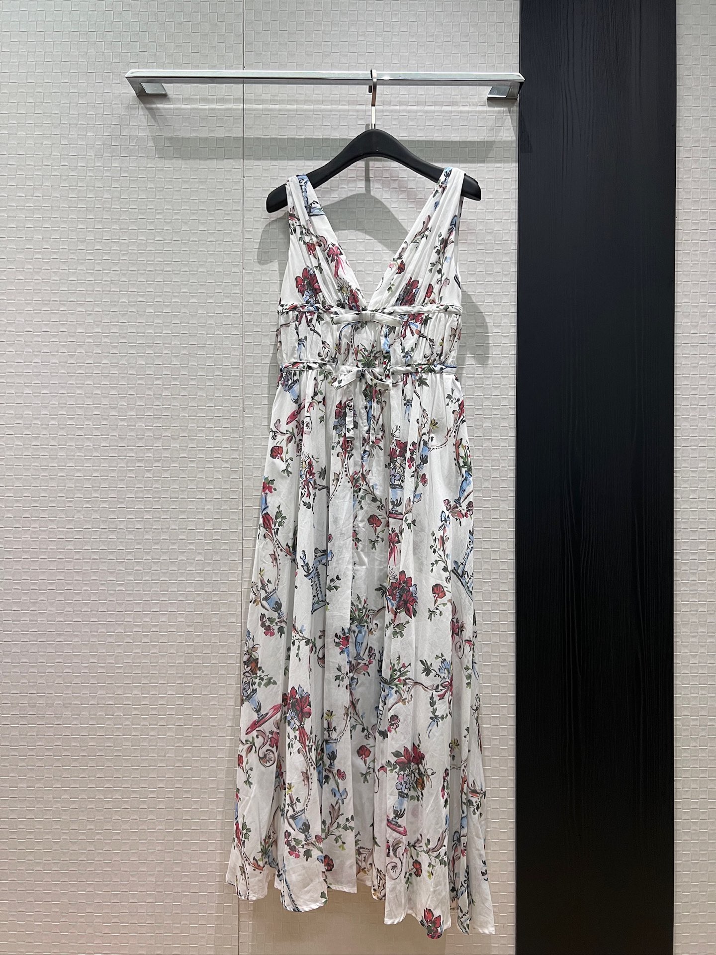 NO:892396,New Zhou Ye Amy's same style French retro print CD bow decoration Deep V backless sleeveless vest dress Long suspender skirt holiday style Beach essential item with pockets on both sides Elegant and age-reducing S-XL,,amiri,skirts,19860909新款周也 艾米同款 法式复古印花 CD蝴蝶结装饰 深V露背无袖背心连衣裙 吊带长裙度假风 海边必备单品两侧有口袋 优雅减龄 S-XL,,amiri,skirts,,Women's clothing