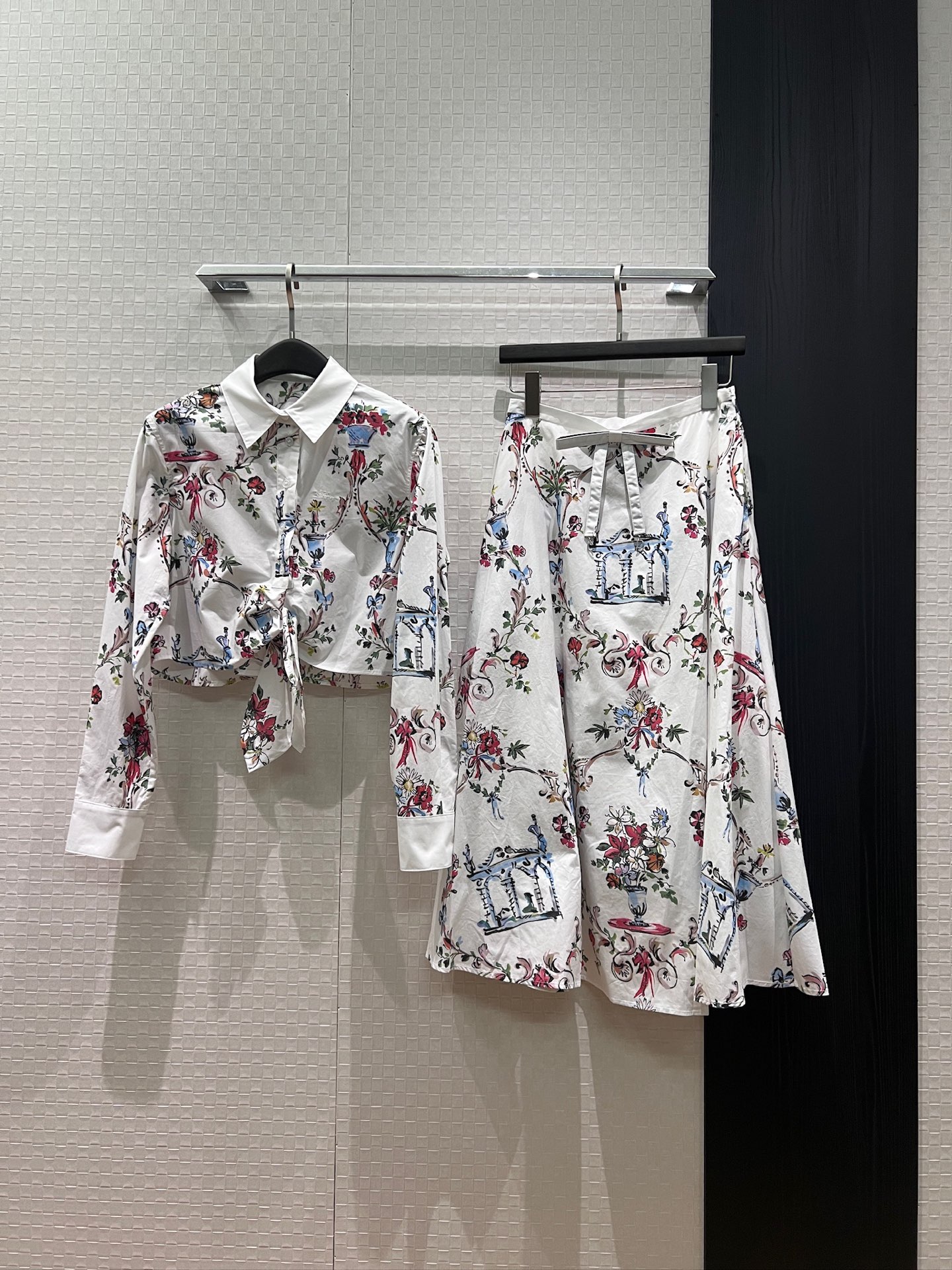 NO:892392,Shirt, skirt, new French retro print, irregular hem design, short lapel shirt with CD bow decoration, A-line skirt with pockets on both sides, cute and versatile, logo letters embroidered on the chest of the shirt, molded CD buckle, hem can be knotted for decoration S-XL,,skirts,19860909衬衣  半裙 新款法式复古印花 不规则下摆设计 翻领短款衬衣拼接cd蝴蝶结装饰 A字半裙两侧有口袋 可爱百搭 衬衣胸前刺绣logo字母 开模CD扣 下摆可打结装饰S-XL,,skirts,,Women's clothing