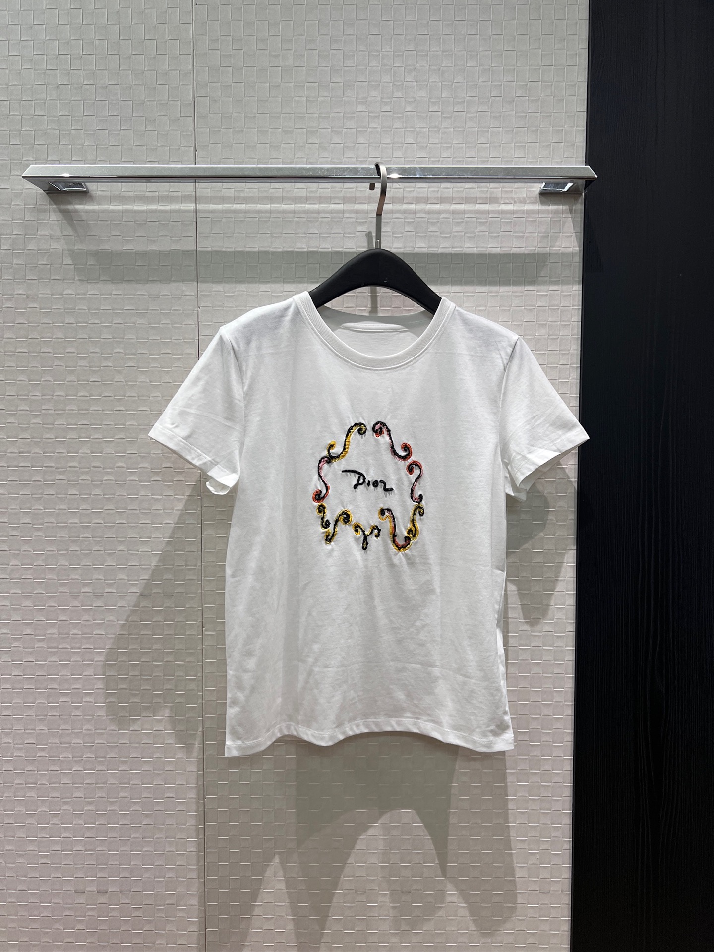 NO:892406,New heavy industry embroidery beading decoration logo pattern T-shirt, exquisite and age-reducing, versatile casual SML, tees, t-shirt,19860909新款重工刺绣钉珠装饰 logo花纹T恤 精致减龄 百搭休闲SML,,tees，t-shirt,,Women's clothing