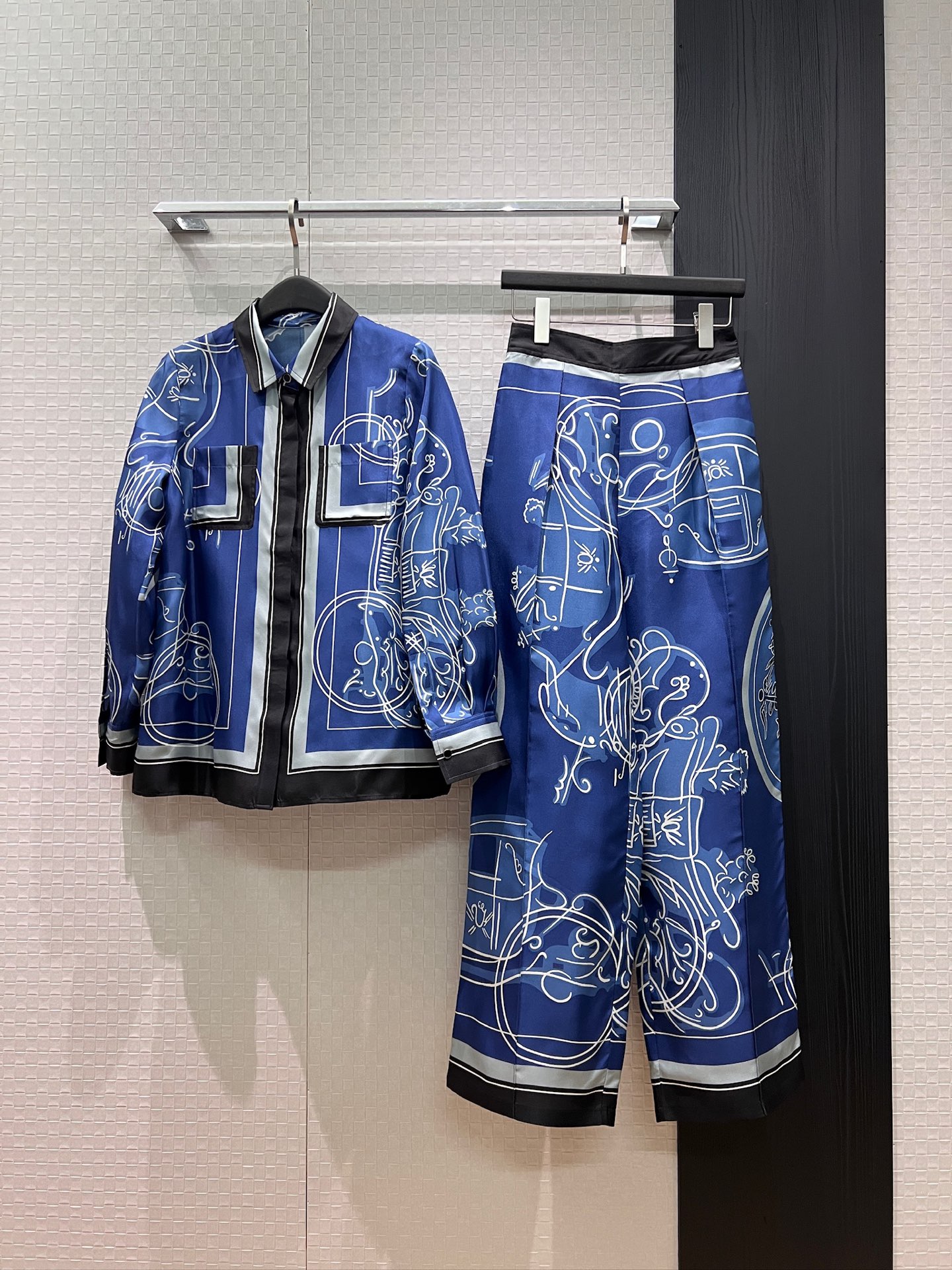 NO:892831,Shirts and pants Early autumn new positioning printed silk twill shirt Positioned printing silk wide leg pants chest pocket decoration Spliced ​​elastic waist design Fashionable and versatile Lazy temperament Can be worn as a set or separately S-XL,,real silk,19860909衬衣 裤子 早秋新款定位印花真丝斜纹衬衣定位印花真丝阔腿裤胸前口袋装饰 拼接松紧腰设计 时尚百搭 气质慵懒 可一套或分开搭 S-XL,,real silk,,Women's clothing