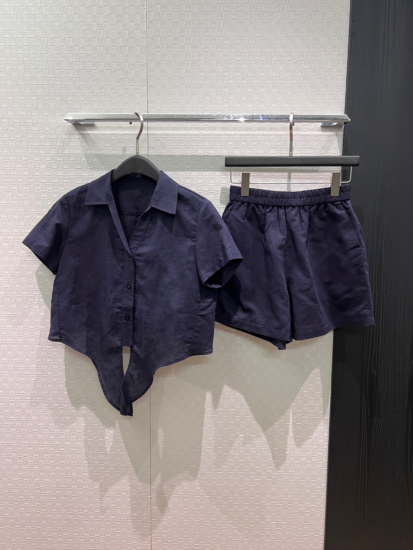 NO:892818,New old money style suit, irregular hem, knotted lapel short linen shirt, elastic waist suit shorts, age-reducing casual, fashionable and versatile dark blue, yellow and white SML,,shorts,business suit,19860909新款来袭老钱风套装 不规则下摆 打结翻领短款亚麻衬衣松紧腰西装短裤 减龄休闲 时尚百搭深蓝黄色白色 SML,,shorts,business suit,,Women's clothing