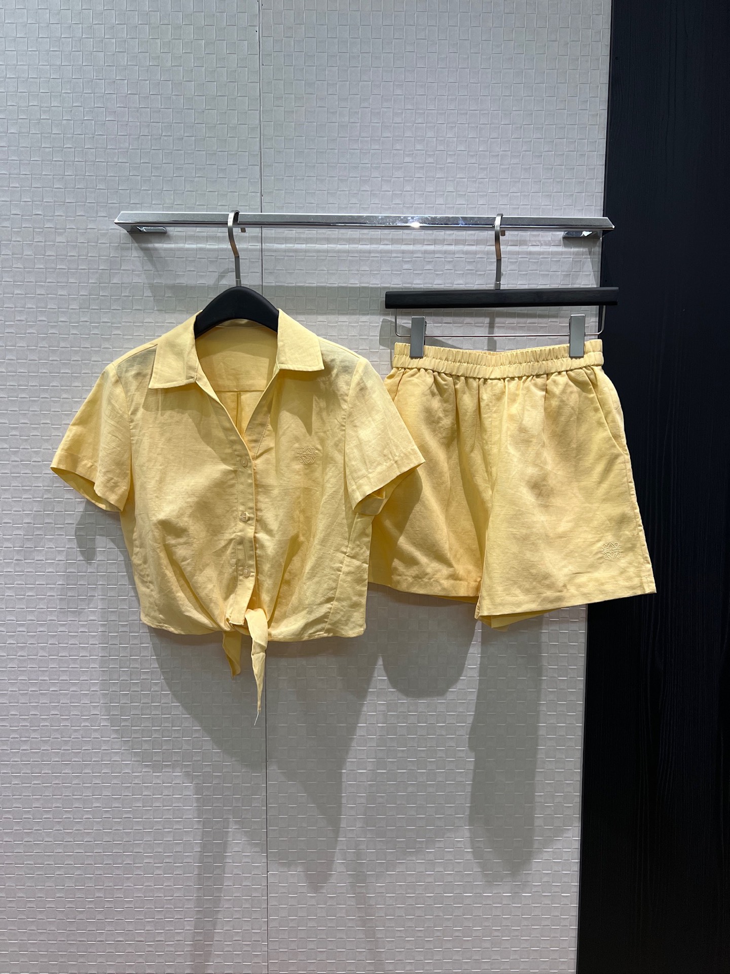 NO:892821,New old money style suit, irregular hem, knotted lapel short linen shirt, elastic waist suit shorts, age-reducing casual, fashionable and versatile dark blue, yellow and white SML,,shorts,business suit,19860909新款来袭老钱风套装 不规则下摆 打结翻领短款亚麻衬衣松紧腰西装短裤 减龄休闲 时尚百搭深蓝黄色白色 SML,,shorts,business suit,,Women's clothing