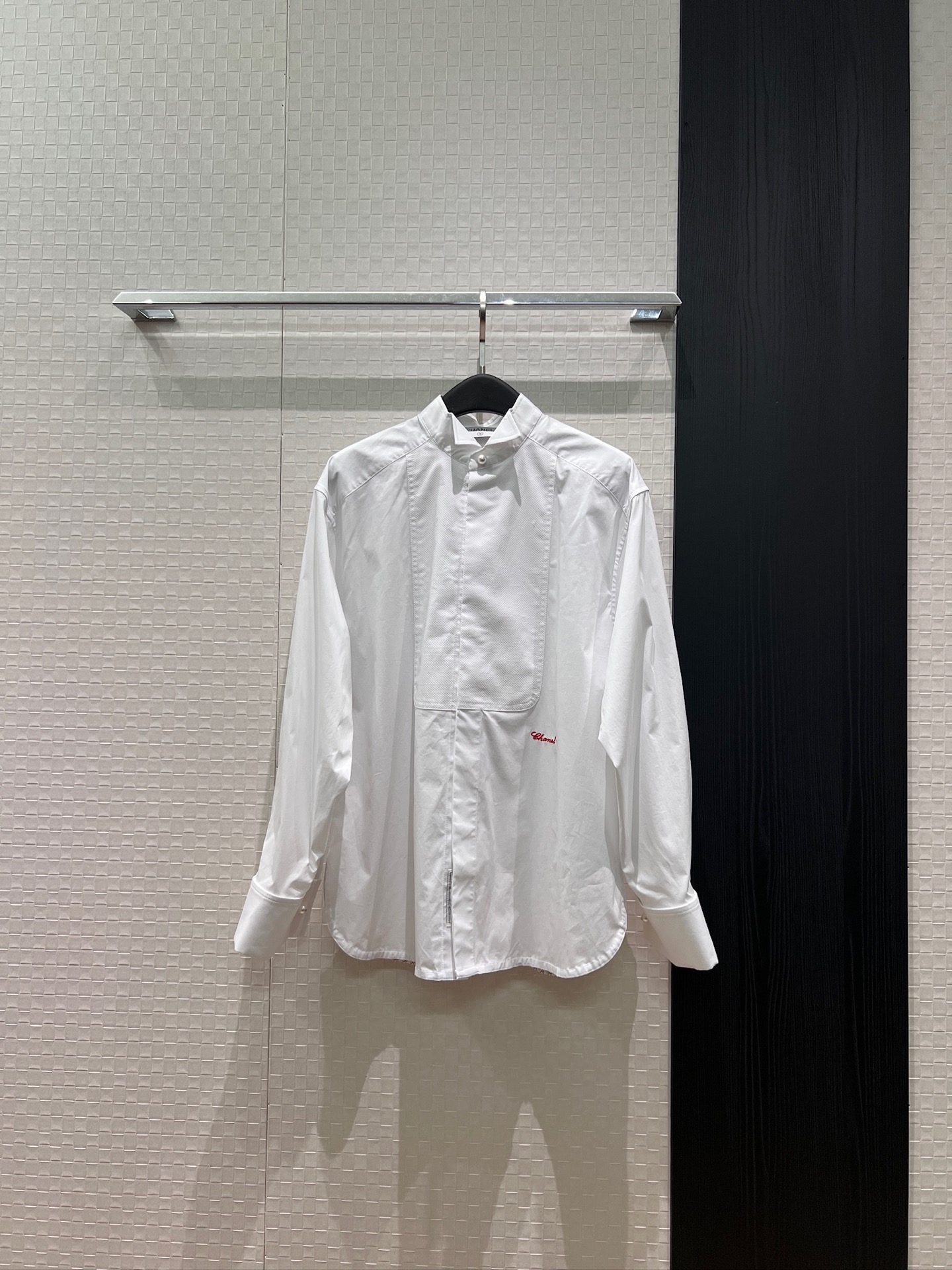 NO:892836,New style Cyndi Wang and Gui Lunmei, embroidered signature logo small lapel shirt, irregular hem, classic chain decoration on the inside, double C pearl buckle, loose and casual, fashionable and age-reducing SML,,19860909新款王心凌 桂纶镁同款 刺绣签名logo小翻领衬衣不规则下摆 内侧经典链条装饰 双C珍珠扣宽松休闲 时尚减龄 SML,,,Women's clothing