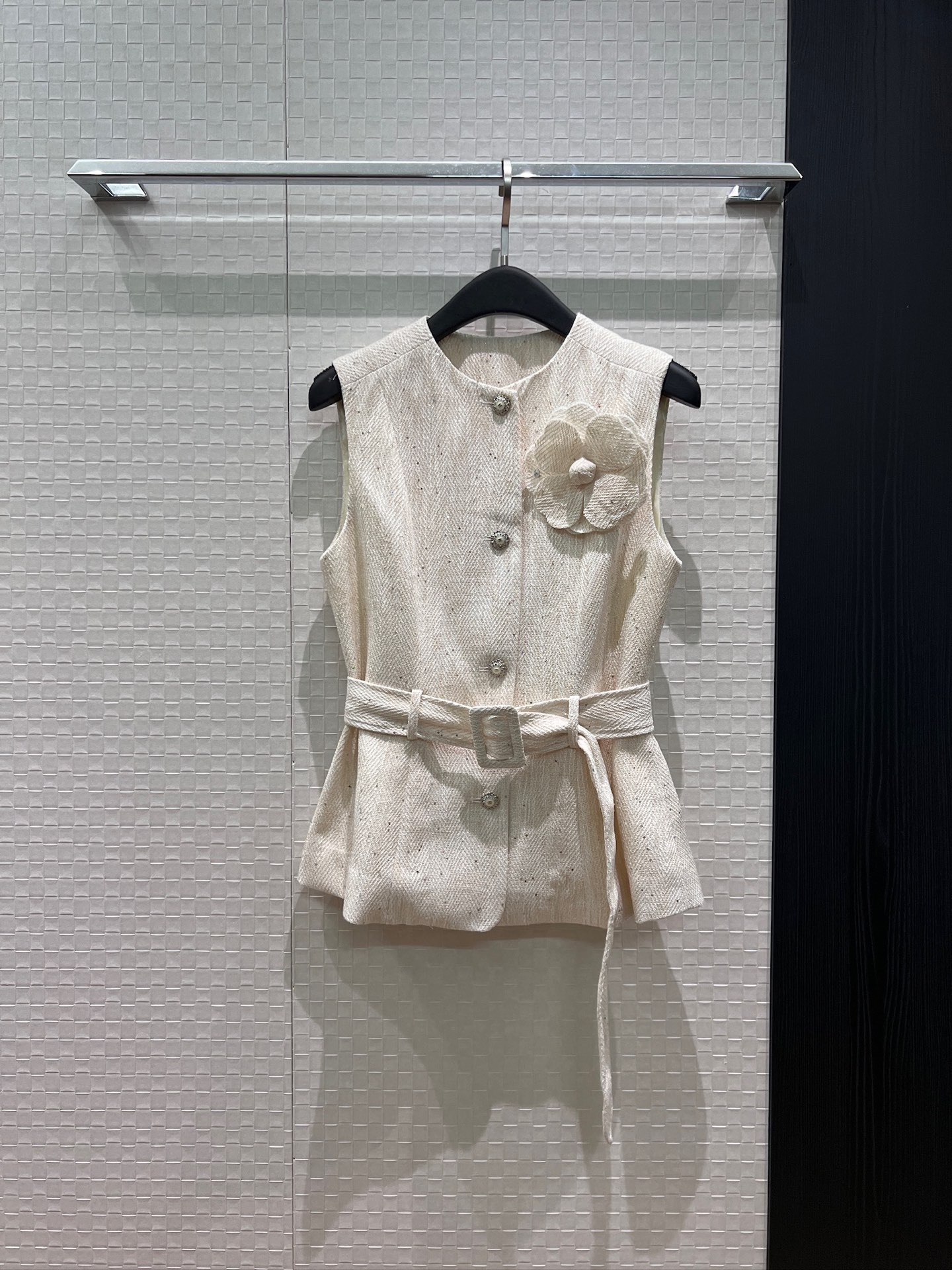 NO:892848,New custom-made sequined tweed fabric, waist-cinching belt, round neck sleeveless vest, three-dimensional camellia brooch decoration, French simplicity, single-breasted molding, temperament and versatile, age-reducing style SML, brooch, breastpin,19860909新款定制亮片粗花呢面料 系腰带收腰装饰圆领无袖马甲立体山茶花胸针装饰 法式简约 开模单排扣气质百搭 减龄款 SML,,brooch，breastpin,,Women's clothing