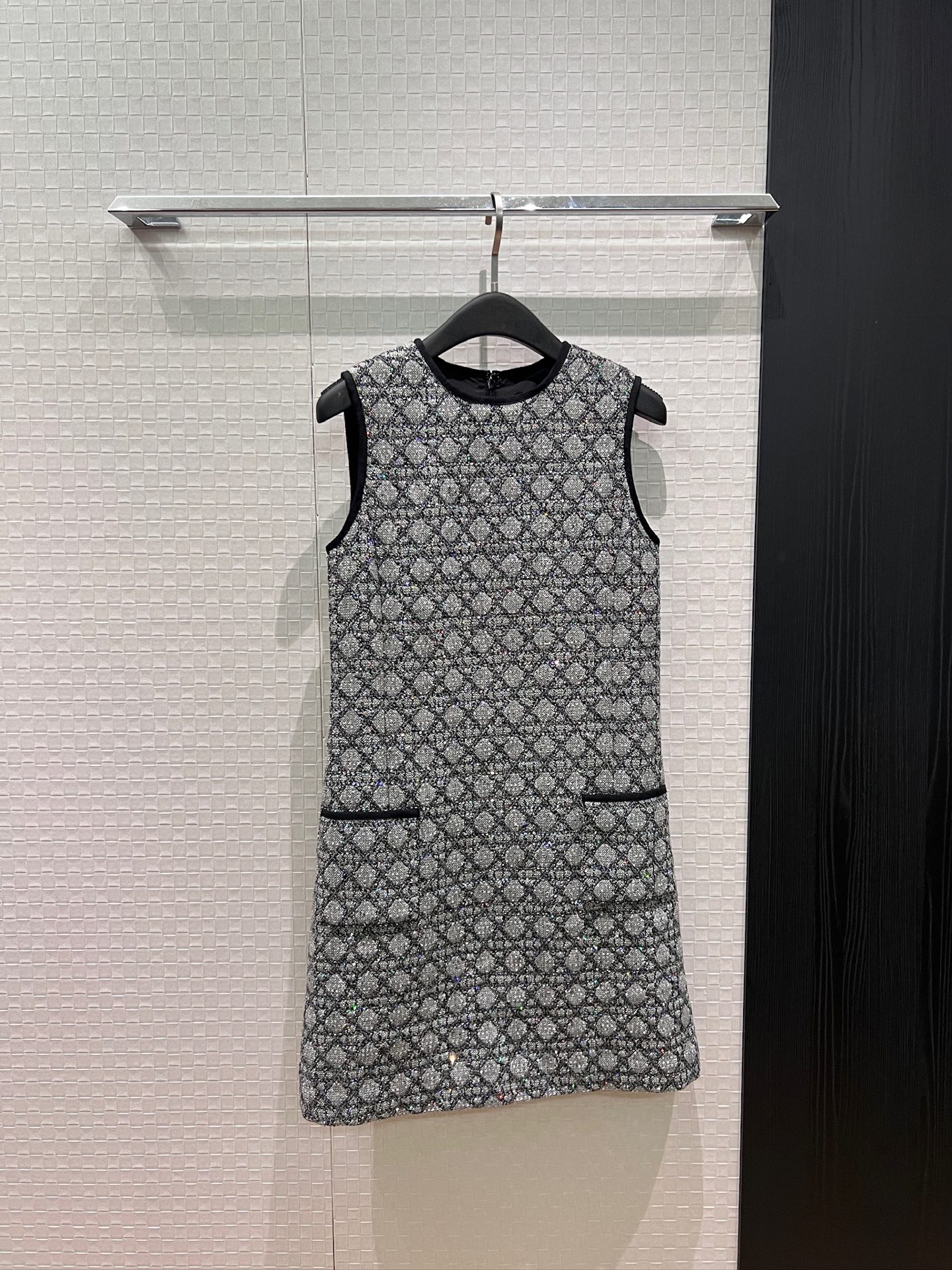 NO:892862,Early autumn new classic cannage pattern jacquard sleeveless vest dress straight fit. Pockets on both sides are cute and casual. Loose and reduce age. Wear alone and layered. SML,,skirts,19860909早秋新款经典藤格纹提花无袖背心连衣裙直筒版型 两侧有口袋可爱休闲 宽松减龄 单穿叠穿 SML,,skirts,,Women's clothing