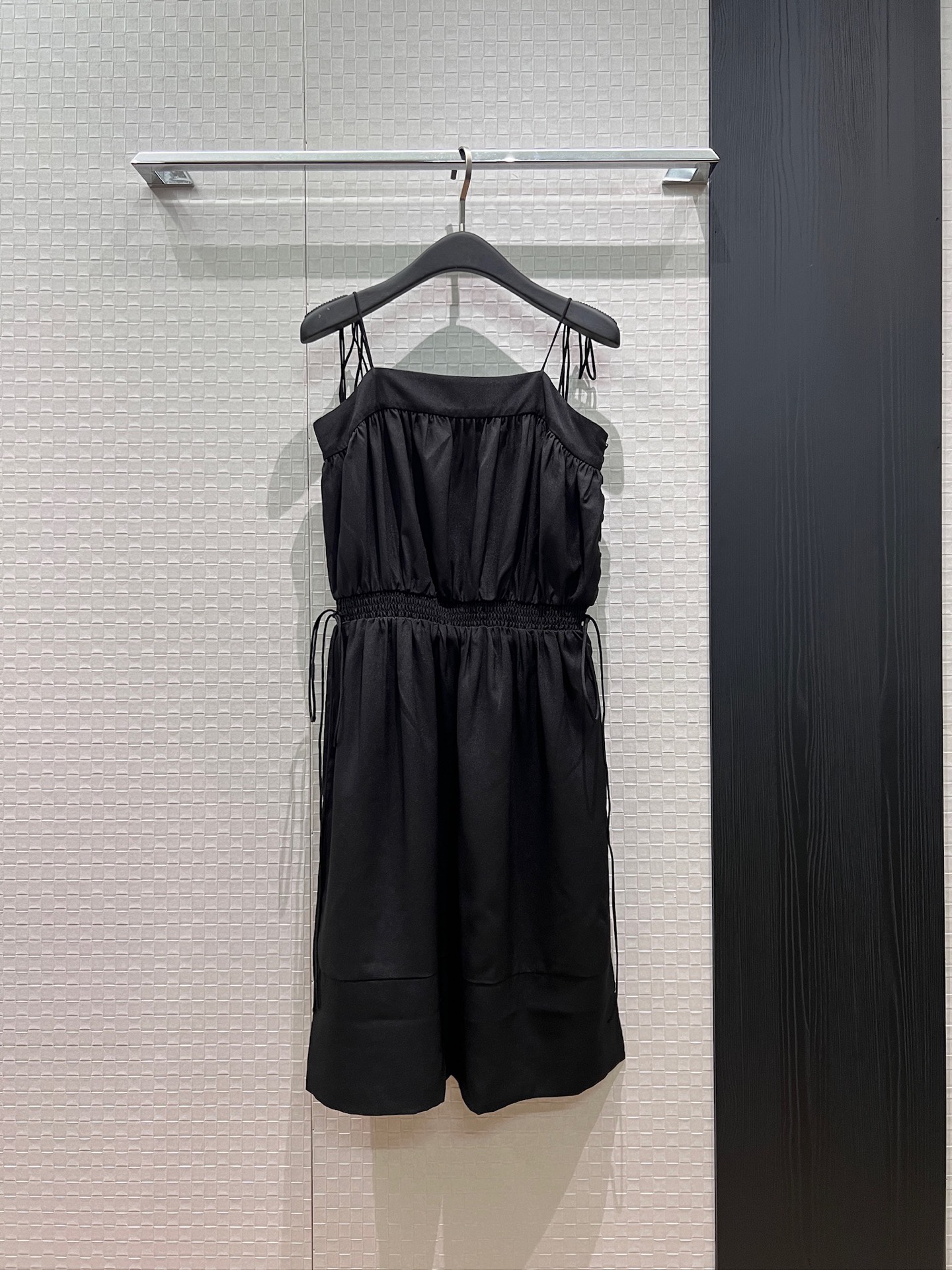NO:892837,New arrival, pleated tube top, waist-cinching suspender dress, spaghetti straps, adjustable waist straps, elasticated waist, slit skirt, vacation age reduction, versatile temperament, khaki black, SML,,skirts,19860909新款来袭拼接褶皱抹胸收腰吊带连衣裙细肩带可调节 腰侧系带装饰 打揽松紧收腰 裙摆开叉度假减龄 气质百搭 卡其黑色 SML,,skirts,,Women's clothing