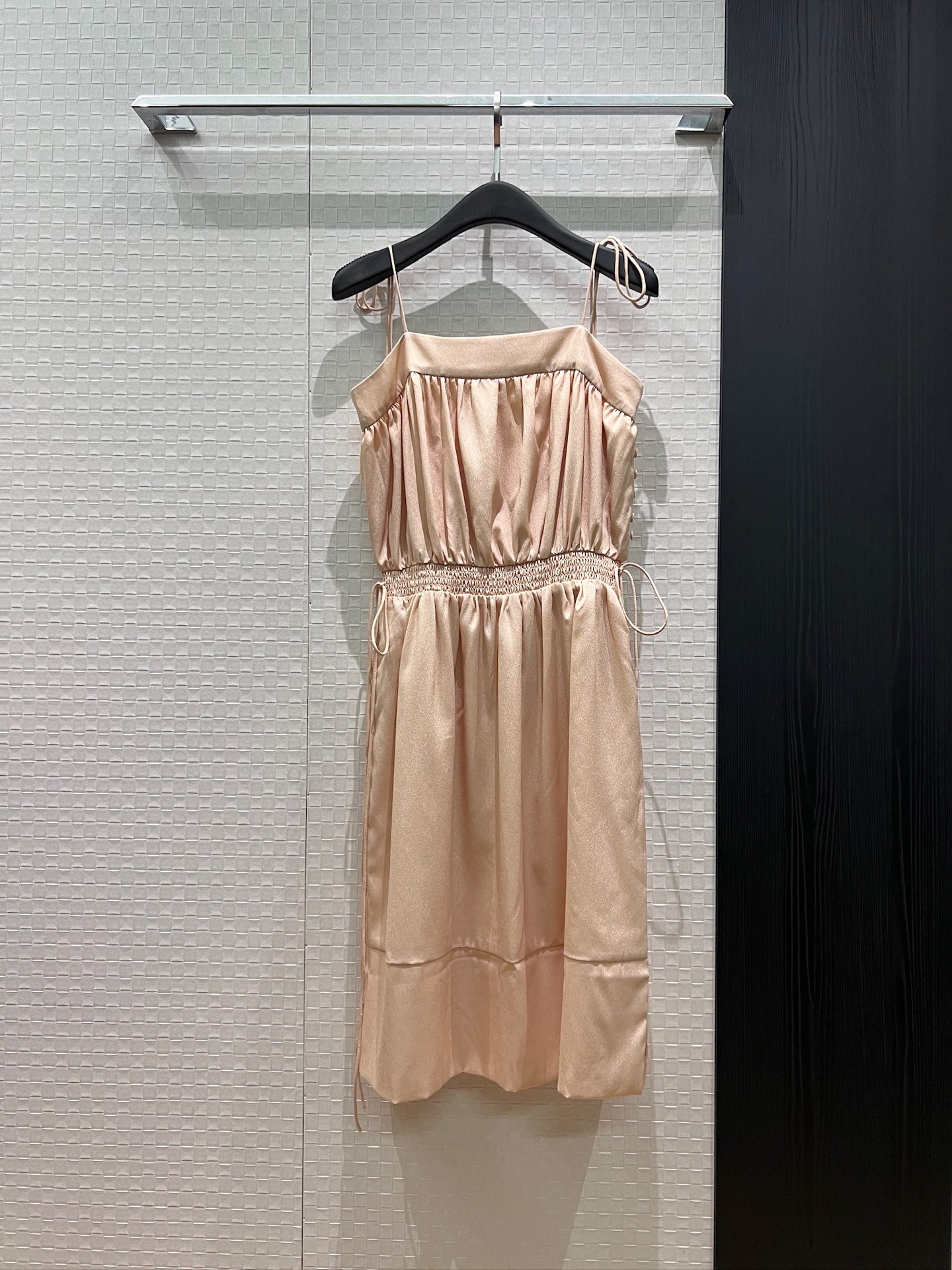 NO:892843,New arrival, pleated tube top, waist-cinching suspender dress, spaghetti straps, adjustable waist straps, elasticated waist, slit skirt, vacation age reduction, versatile temperament, khaki black, SML,,skirts,19860909新款来袭拼接褶皱抹胸收腰吊带连衣裙细肩带可调节 腰侧系带装饰 打揽松紧收腰 裙摆开叉度假减龄 气质百搭 卡其黑色 SML,,skirts,,Women's clothing