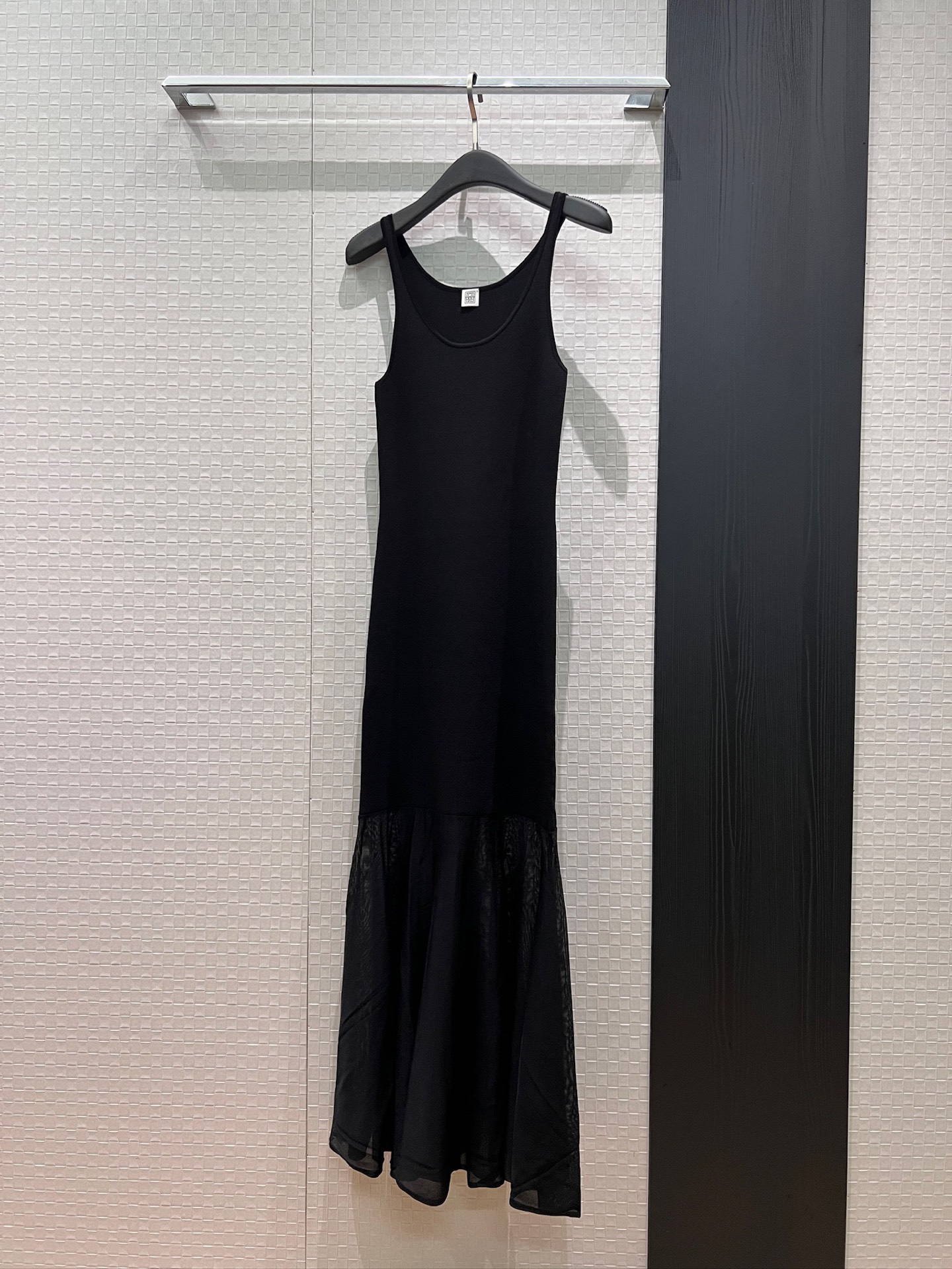 NO:892849,New TOT customized original yarn, minimalist splicing pleated semi-perspective fishtail skirt, sleeveless camisole dress, long skirt, slimming, elegant temperament, vacation and leisure, must-have SML for age reduction, skirts,19860909新款TOT定制原版纱线 极简拼接褶皱半透视鱼尾裙摆 无袖吊带背心连衣裙 长裙修身显瘦 优雅气质 度假休闲 减龄必备SML,,skirts,,Women's clothing