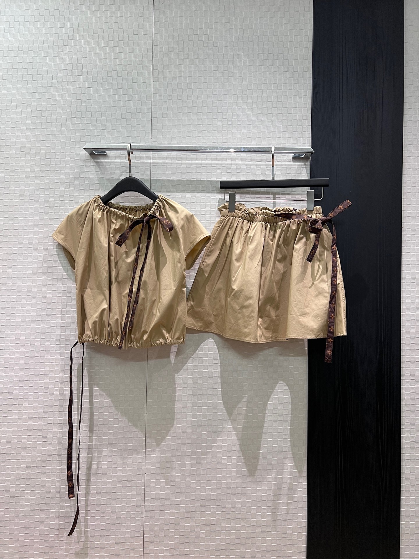 NO:893237,Top p Skirt New recommended presbyopia printed lace-up bow decoration Round neck bag-sleeved top Elastic waist skirt Pockets on both sides Asymmetric open buttons Hem drawstring waist cute and age-reducing Casual and versatile Dark blue khaki SML,,skirts,19860909上衣 p 短裙 新款推荐老花印花系带蝴蝶结装饰 圆领包袖上衣松紧腰半裙 两侧有口袋 不对称开扣 下摆抽绳收腰可爱减龄 休闲百搭 深蓝卡其 SML,,skirts,,Women's clothing