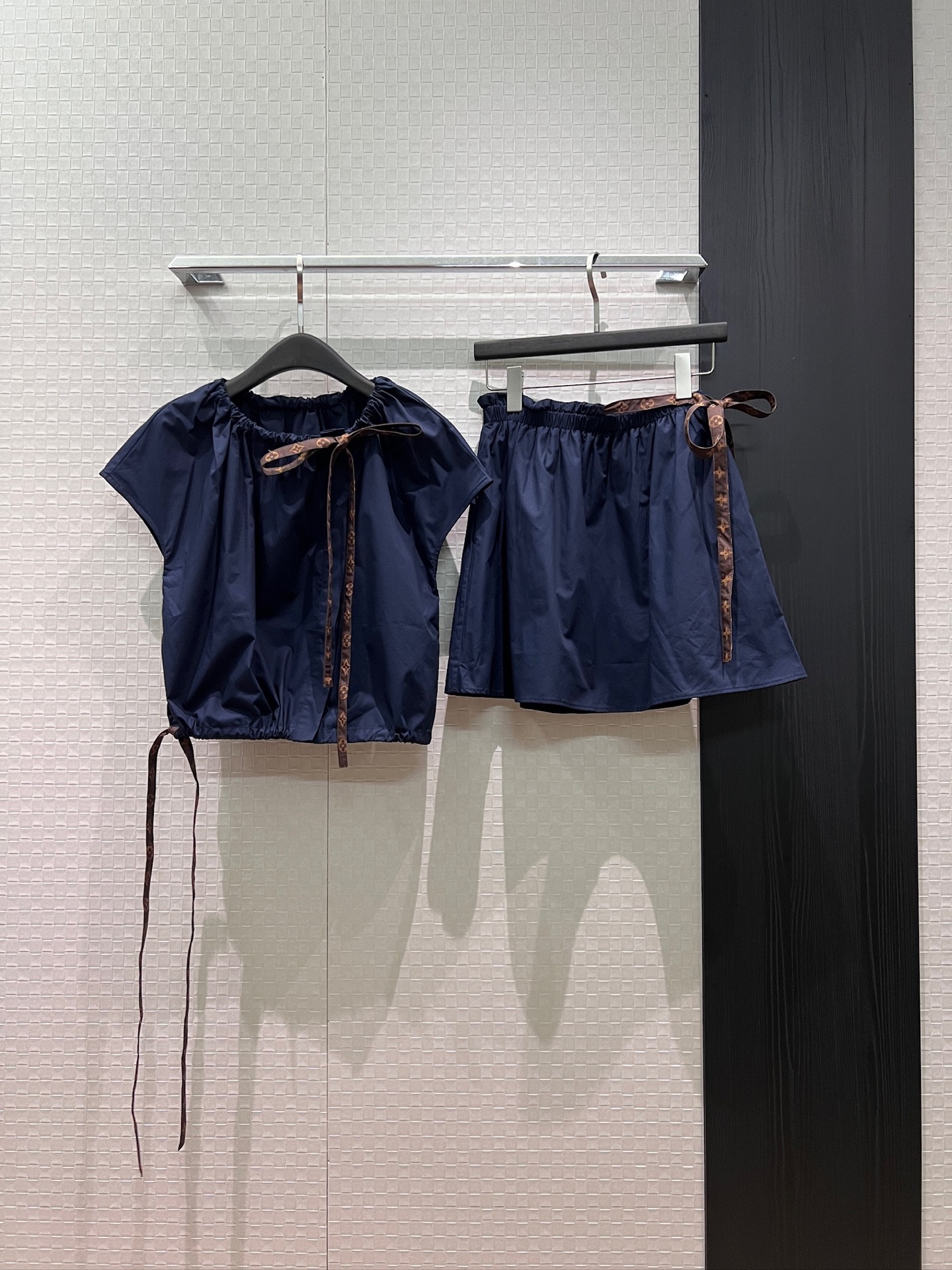 NO:893233,Tops, skirts, new styles recommended: presbyopia print, lace-up bow decoration, round neck sleeves top, elastic waist skirt, pockets on both sides, asymmetrical buckles, drawstring at the hem, cute and age-reducing, casual and versatile, dark blue khaki SML,,skirts,19860909上衣 半裙 新款推荐老花印花系带蝴蝶结装饰 圆领包袖上衣松紧腰半裙 两侧有口袋 不对称开扣 下摆抽绳收腰可爱减龄 休闲百搭 深蓝卡其 SML,,skirts,,Women's clothing