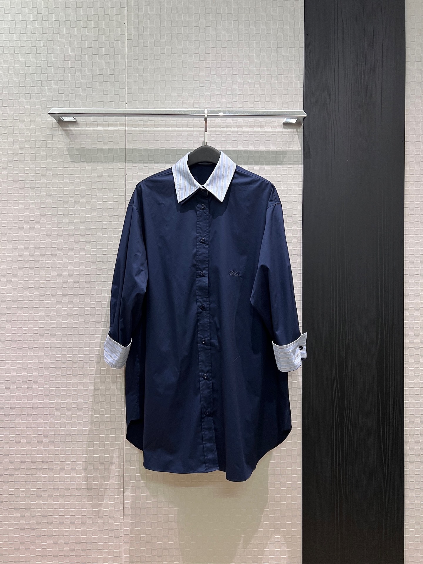 NO:893241,The same style as the new Wang Danni. Spliced ​​striped double-layered leader and fake two-piece design. Loose long coat with embroidered logo on the waist. Loose and casual. Concave shape. Fashionable and versatile. Dark blue and red. S-XL,,jackets & coats,19860909新款王丹妮同款 拼接条纹双层领袖口假两件设计 廓形宽松长外套腰部刺绣logo徽标 宽松休闲 凹造型 时尚百搭深蓝红色 S-XL,,jackets & coats,,Women's clothing