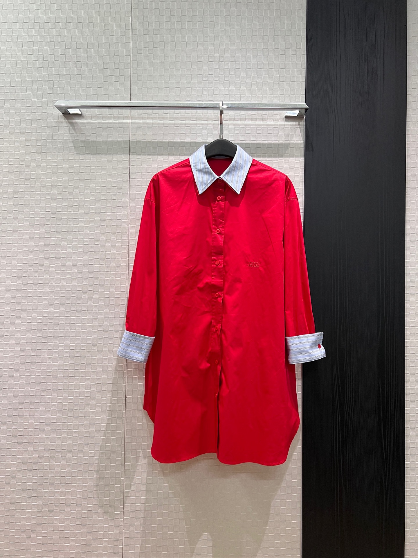 NO:893245,The same style as the new Wang Danni. Spliced ​​striped double-layered leader and fake two-piece design. Loose long coat with embroidered logo on the waist. Loose and casual. Concave shape. Fashionable and versatile. Dark blue and red. S-XL,,jackets & coats,19860909新款王丹妮同款 拼接条纹双层领袖口假两件设计 廓形宽松长外套腰部刺绣logo徽标 宽松休闲 凹造型 时尚百搭深蓝红色 S-XL,,jackets & coats,,Women's clothing
