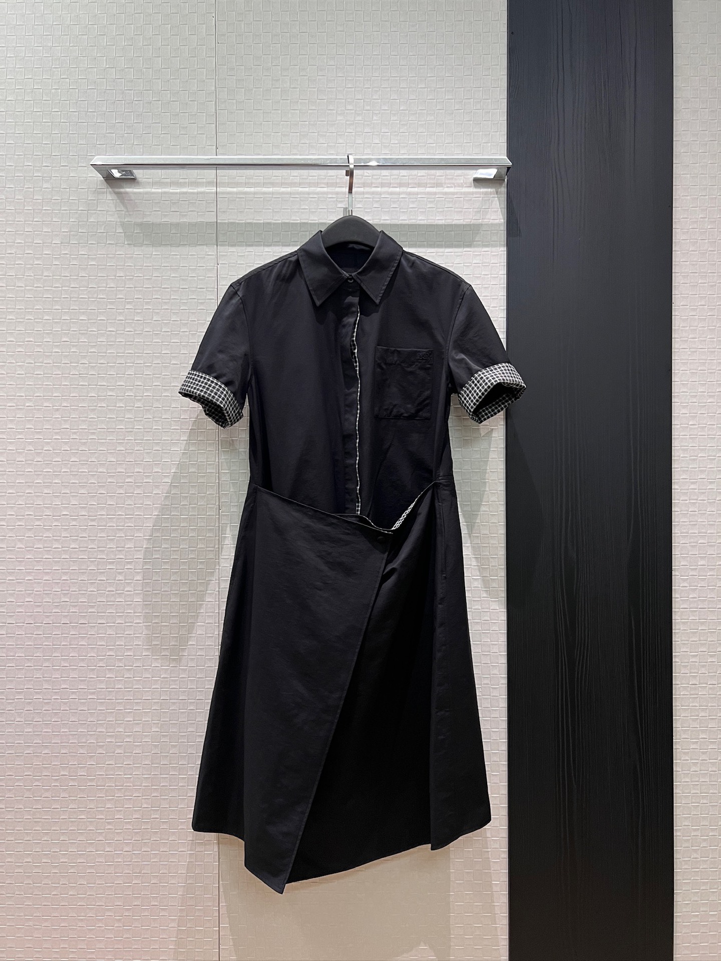 NO:893249,New splicing plaid fake two-piece design. Lapel short-sleeved dress with irregular splicing. Multiple wear options. Logo embroidered on the chest pocket to make you slim and casual. S-XL, skirts, T-shirt,19860909新款拼接格纹假两件设计 翻领短袖连衣裙不规则拼接 多种穿搭 胸前口袋刺绣logo徽标修身显瘦 休闲减龄 S-XL,,skirts,T-shirt,,Women's clothing