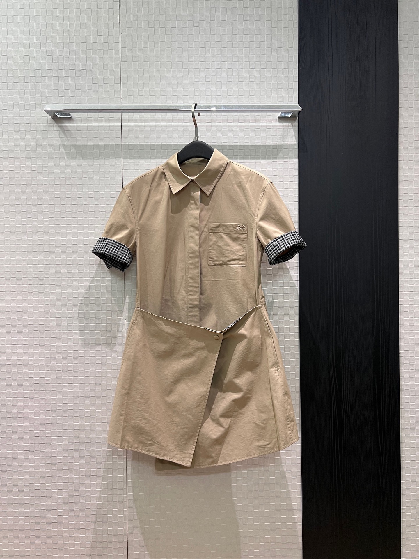 NO:893238,New splicing plaid fake two-piece design. Lapel short-sleeved dress with irregular splicing. Multiple wear options. Logo embroidered on the chest pocket to make you slim and casual. S-XL, skirts, T-shirt,19860909新款拼接格纹假两件设计 翻领短袖连衣裙不规则拼接 多种穿搭 胸前口袋刺绣logo徽标修身显瘦 休闲减龄 S-XL,,skirts,T-shirt,,Women's clothing