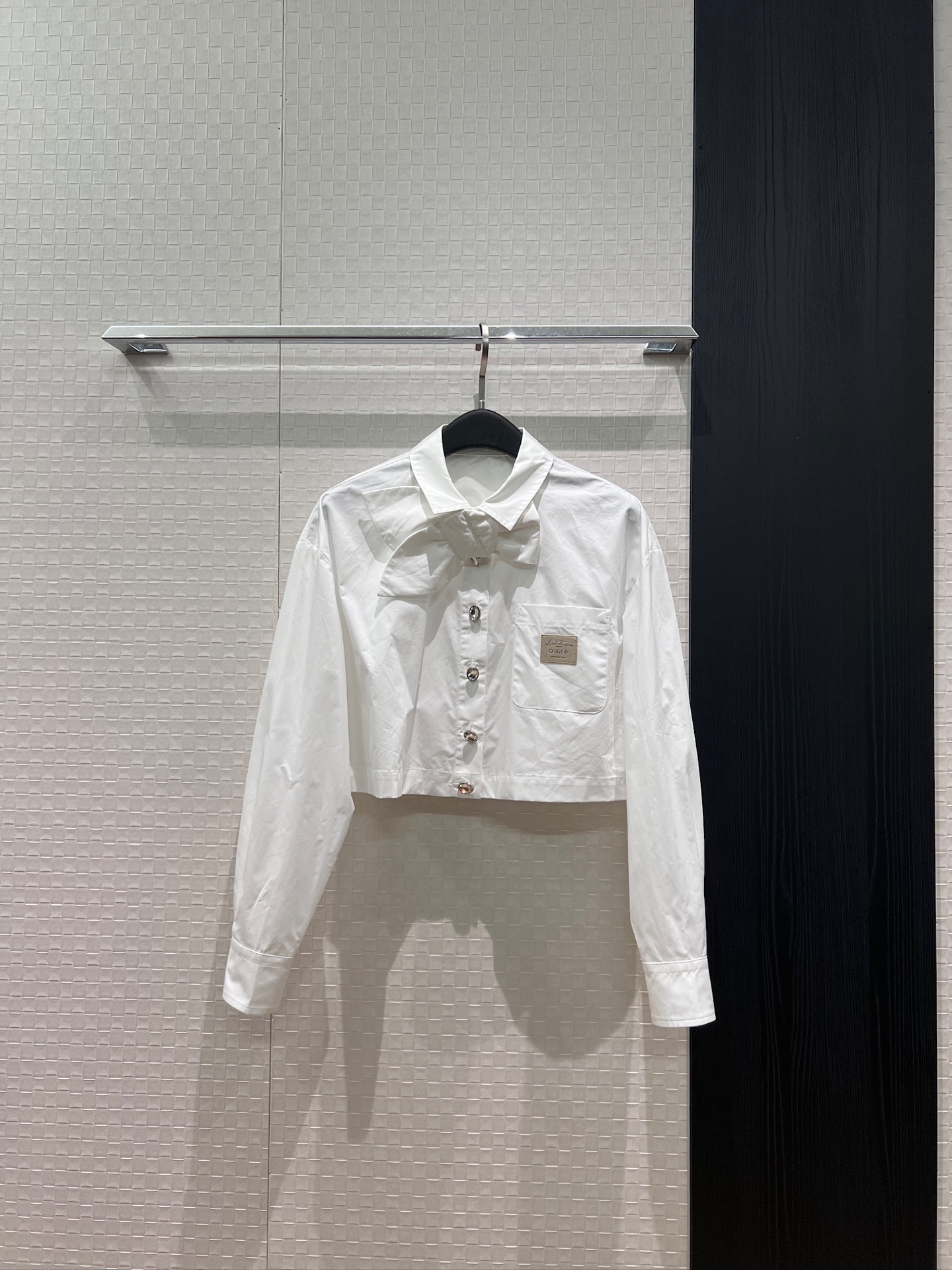 NO:893250,New style bow tie decorated lapel short shirt with logo leather label decoration on chest pocket. Loose and casual, fashionable and versatile. Must-have for age reduction, S-XL,,19860909新款领结装饰翻领短款衬衣胸前口袋logo皮标装饰 宽松休闲 时尚百搭 减龄必备S-XL,,,Women's clothing