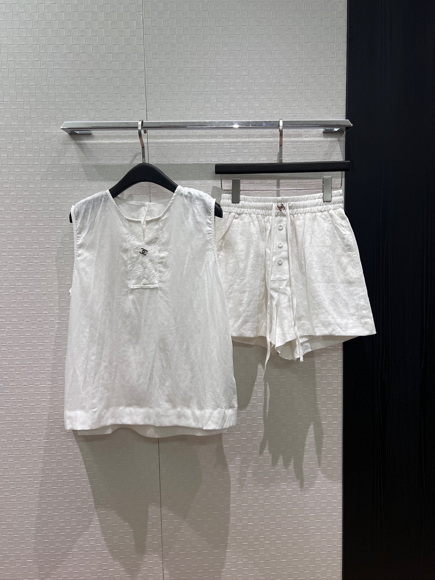 NO:893253,Tops Shorts New style spliced ​​lace white linen sleeveless vest top elastic waist linen shorts double C button decoration casual age reduction versatile vacation SML,,shorts,19860909上衣 短裤 新款拼接蕾丝白色亚麻无袖背心上衣松紧腰亚麻短裤 双C扣装饰休闲减龄 度假百搭 SML,,shorts,,Women's clothing