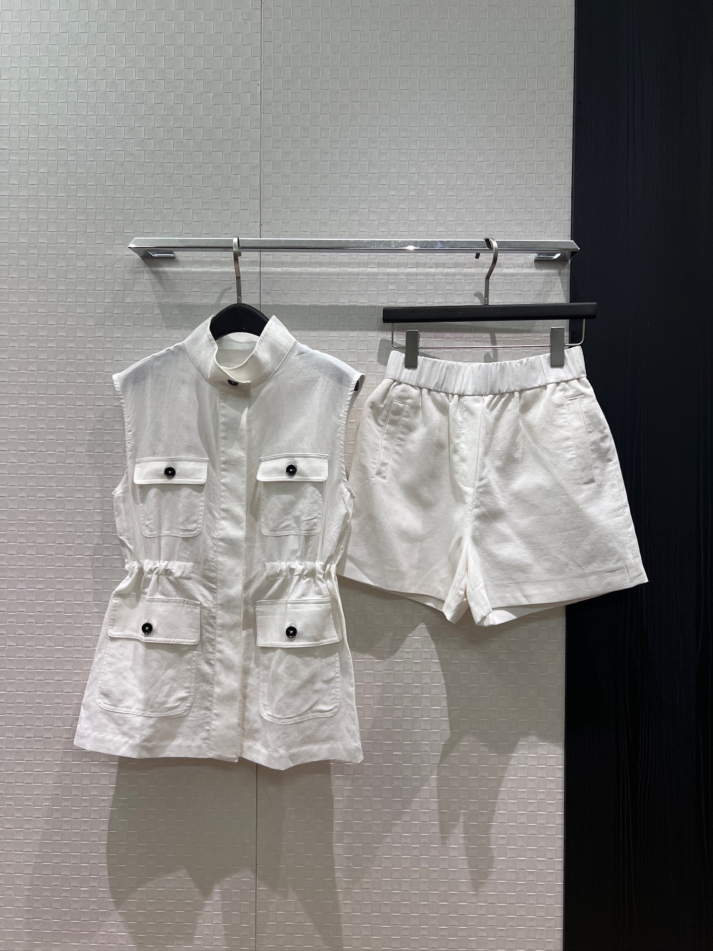 NO:893274,New arrival: Stand collar workwear, four pockets, linen vest, elastic waist, linen shorts, drawstring waist, lazy old money style, fashionable commuting, vacation and leisure, slim and slim, dark blue apricot white SML,,shorts,19860909新款来袭立领工装四口袋亚麻马甲松紧腰亚麻短裤抽绳收腰 慵懒老钱风 时尚通勤 度假休闲 修身显瘦 深蓝杏色白色 SML,,shorts,,Women's clothing