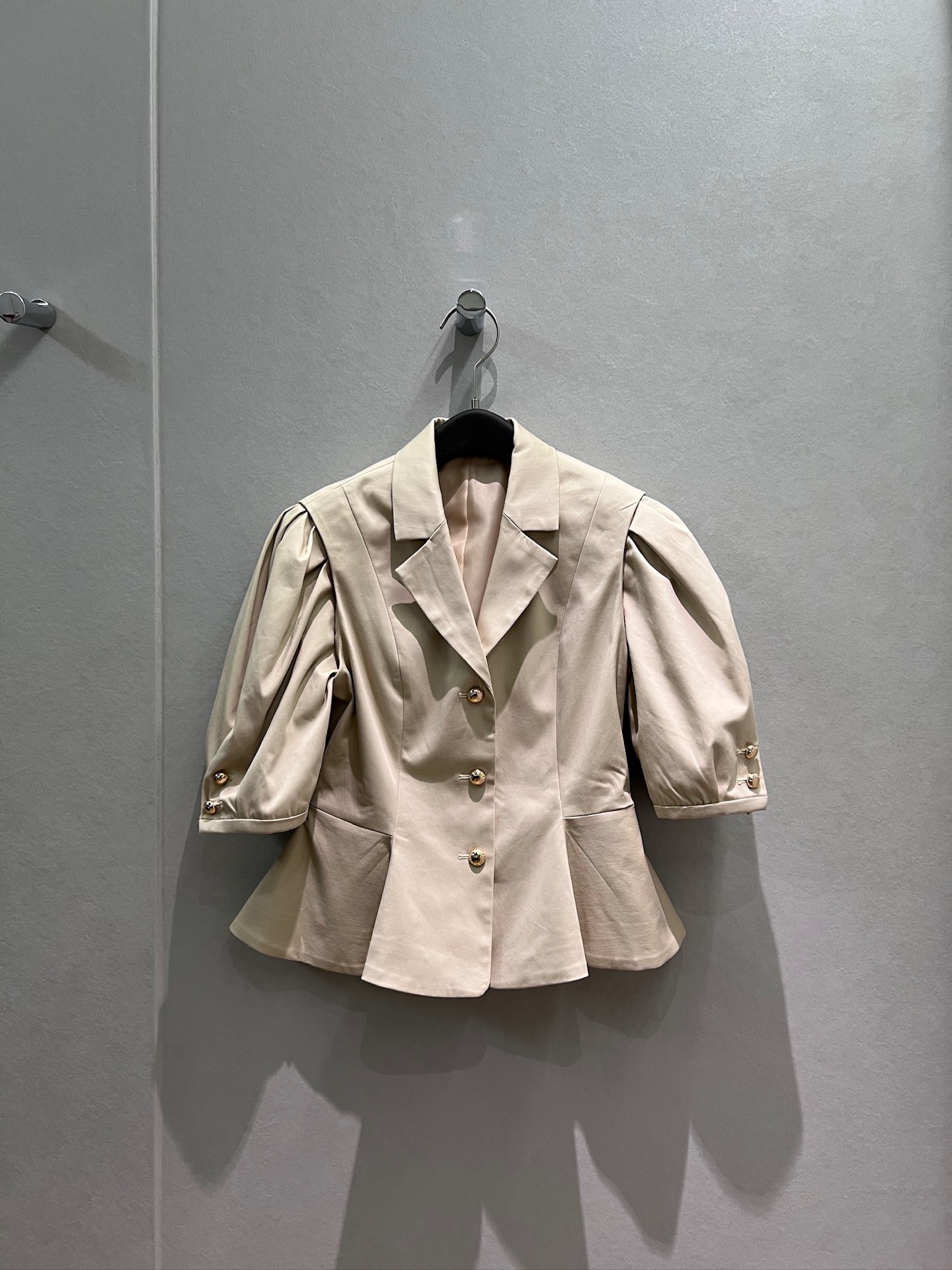 NO:893626,New model of Ouyang Nana and Liu Yifei, spliced ​​ruffled hem, puff sleeves, waisted top, jacket with molded gold buttons, three-dimensional waist, paired with the same series of skirts and three-quarter trousers S-XL,,skirts,jackets & coats,19860909新款欧阳娜娜 刘亦菲同款 拼接荷叶边下摆泡泡袖收腰上衣外套开模金扣 立体收腰搭同系列半裙五分裤 S-XL,,skirts,jackets & coats,,Women's clothing