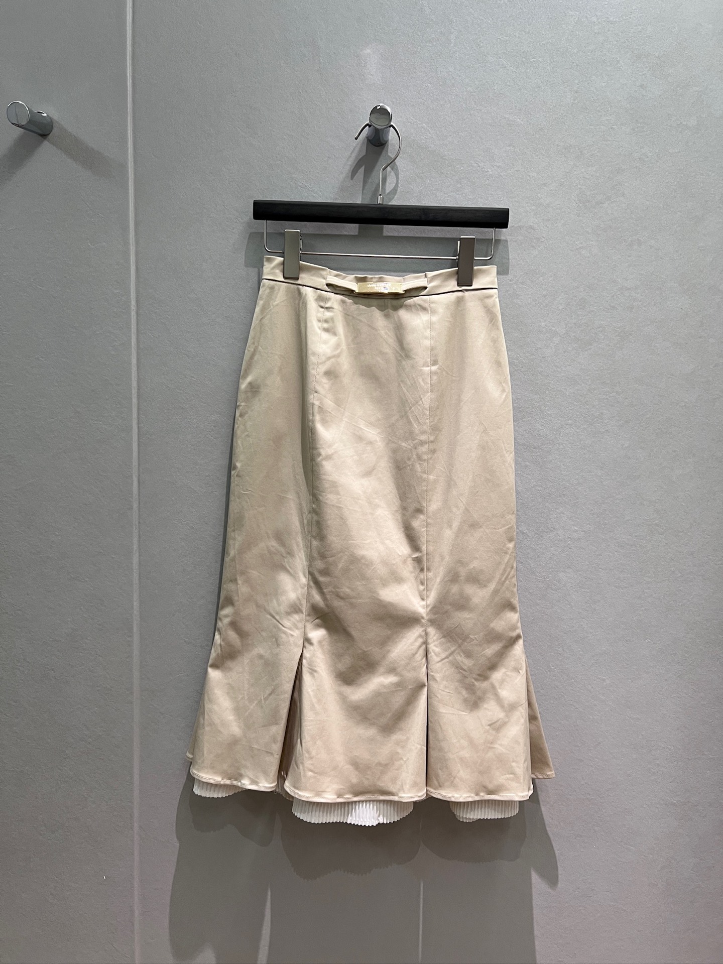 NO:893630,The new model of Liu Yifei and Wang Danni has a spliced ​​pleated skirt, ruffled fishtail skirt, logo metal decoration on the waist, hip-hugging slim fit, and can be worn with the same series of jackets. S-XL,,skirts,jackets & coats,19860909新款刘亦菲 王丹妮同款 拼接褶皱裙摆荷叶边鱼尾半裙腰部logo金属装饰 包臀修身可搭同系列外套 S-XL,,skirts,jackets & coats,,Women's clothing