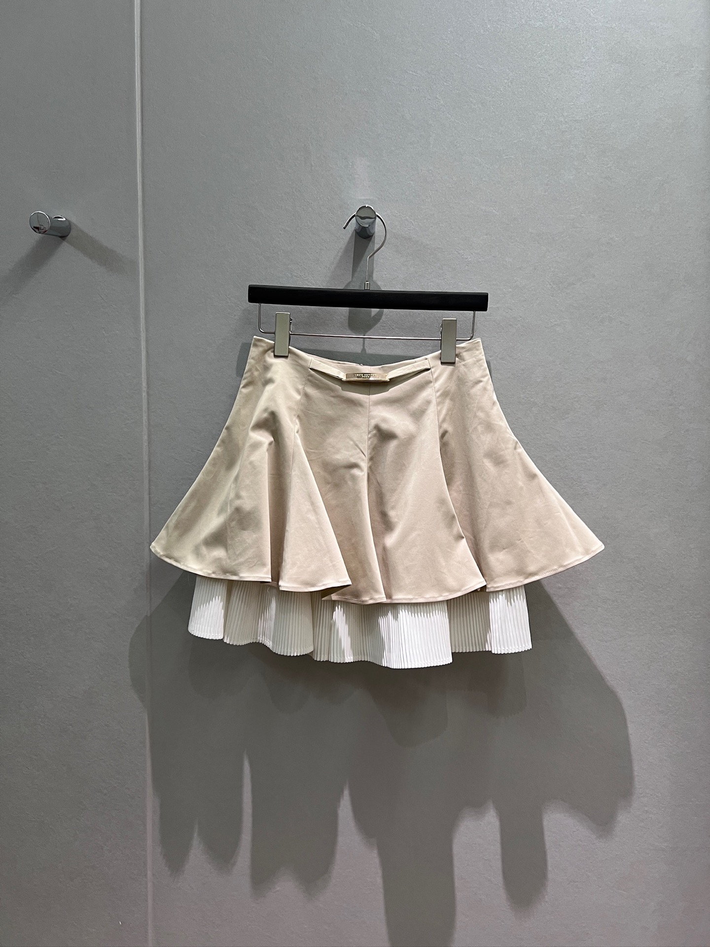 NO:893634,The new style of Ouyang Nana is the same. Spliced ​​pleated double-layer skirt, ruffled skirt, waist logo metal decoration, a must-have for age reduction, can be worn with the same series of jackets S-XL,,skirts,jackets & coats,19860909新款欧阳娜娜同款 拼接褶皱百褶双层裙摆荷叶边半裙腰部logo金属装饰 减龄必备可搭同系列外套 S-XL,,skirts,jackets & coats,,Women's clothing