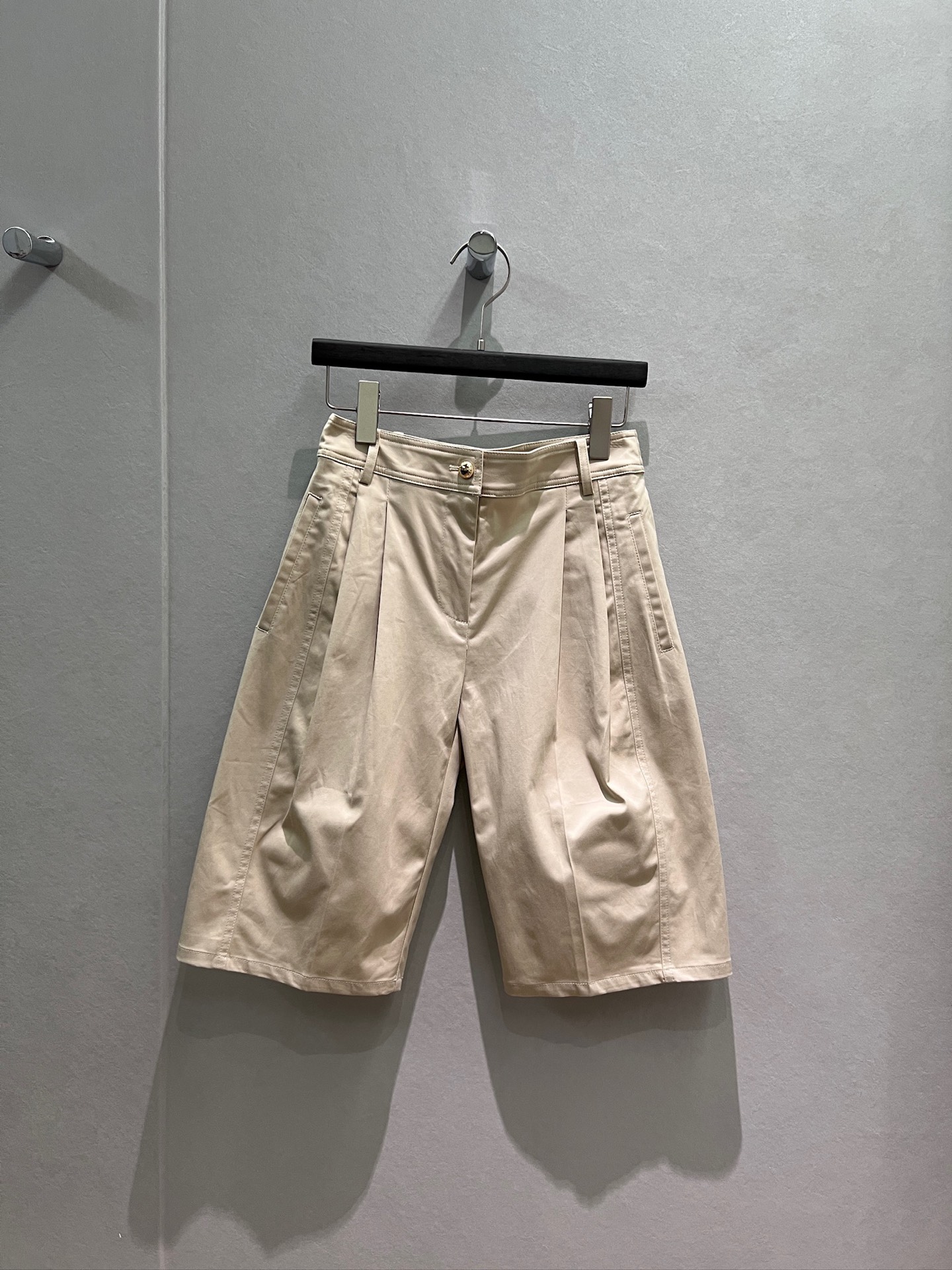 NO:893638,The new minimalist khaki trousers with gold buckles are fashionable and casual. They are handsome, fashionable and versatile. They are elegant and commuting. Pair them with the same series of jackets. S-XL,,jackets & coats,19860909新款金扣极简卡其五分裤时尚休闲 帅气十足时尚百搭 气质通勤 搭同系列外套 S-XL,,jackets & coats,,Women's clothing