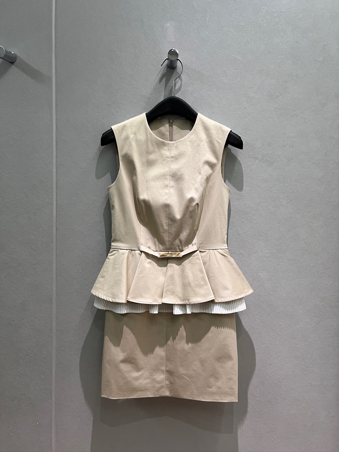 NO:893644,New spliced ​​pleated pleated double-layer skirt with ruffles. Sleeveless vest dress with logo metal decoration on the waist. Elegant temperament. Commuting and age-reducing S-XL,,skirts,19860909新款拼接褶皱百褶双层裙摆荷叶边 无袖背心连衣裙腰部logo金属装饰 优雅气质 通勤减龄S-XL,,skirts,,Women's clothing