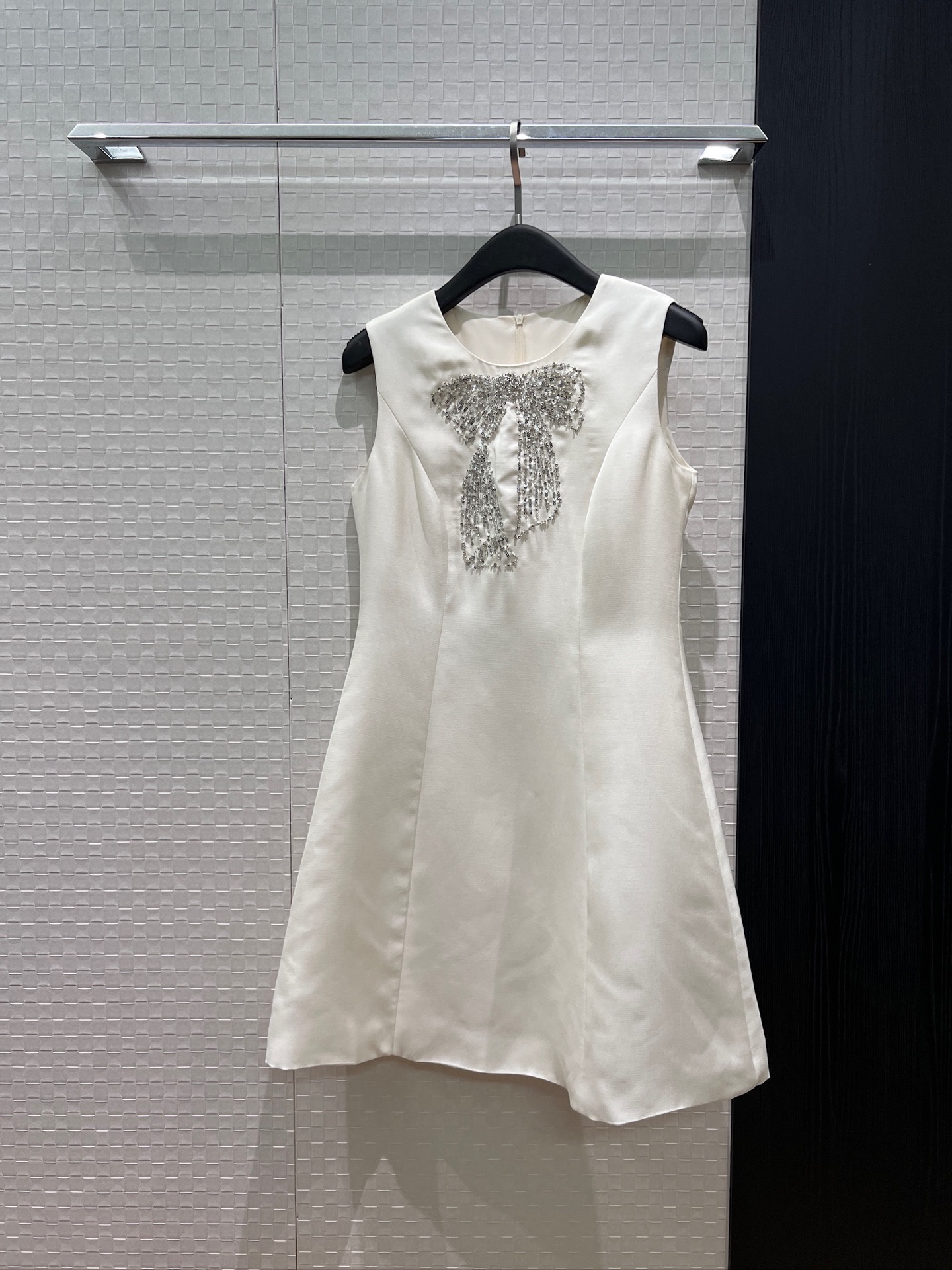 NO:893656,New heavy embroidery, beading, sequin bow decoration, sleeveless vest dress, slim fit, simple temperament, elegant and age-reducing, black and white, S-XL,,skirts,19860909新款重工刺绣钉珠亮片蝴蝶结装饰 无袖背心连衣裙修身显瘦 简约气质 优雅减龄黑色白色 S-XL,,skirts,,Women's clothing