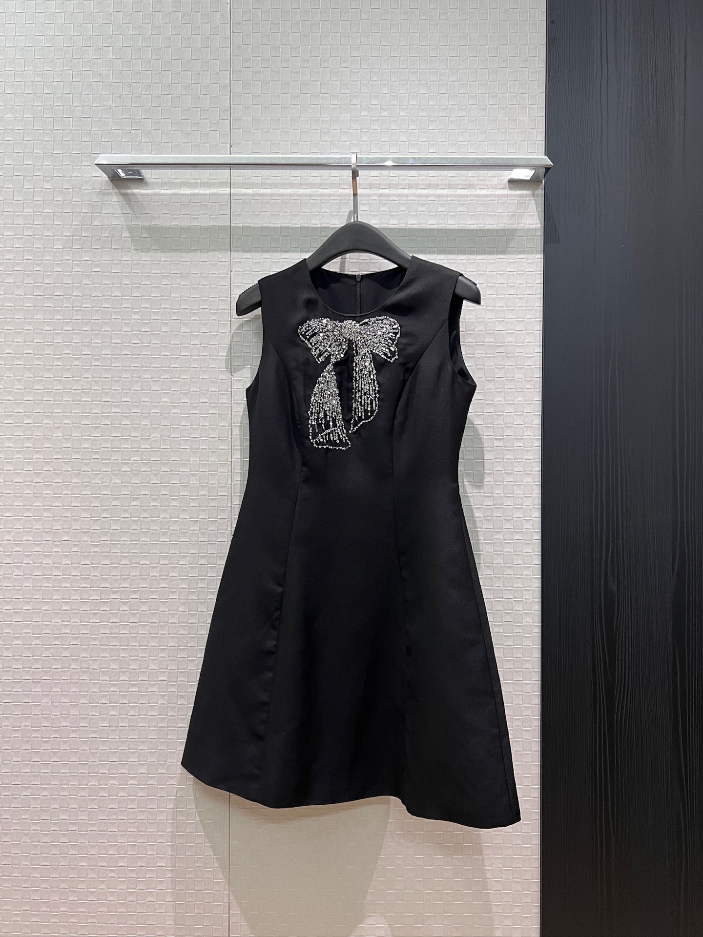 NO:893650,New heavy embroidery, beading, sequin bow decoration, sleeveless vest dress, slim fit, simple temperament, elegant and age-reducing, black and white, S-XL,,skirts,19860909新款重工刺绣钉珠亮片蝴蝶结装饰 无袖背心连衣裙修身显瘦 简约气质 优雅减龄黑色白色 S-XL,,skirts,,Women's clothing