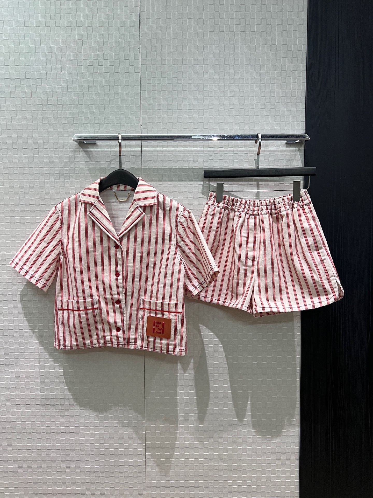 NO:893662,Tops and shorts p new style double F jacquard striped suit collar short top elastic waist shorts double F leather label decoration fashionable and casual age-reducing and versatile SML,,shorts,business suit,19860909上衣短裤p新款双F提花条纹西装领短款上衣松紧腰短裤 双F皮标装饰时尚休闲 减龄百搭 SML,,shorts,business suit,,Women's clothing