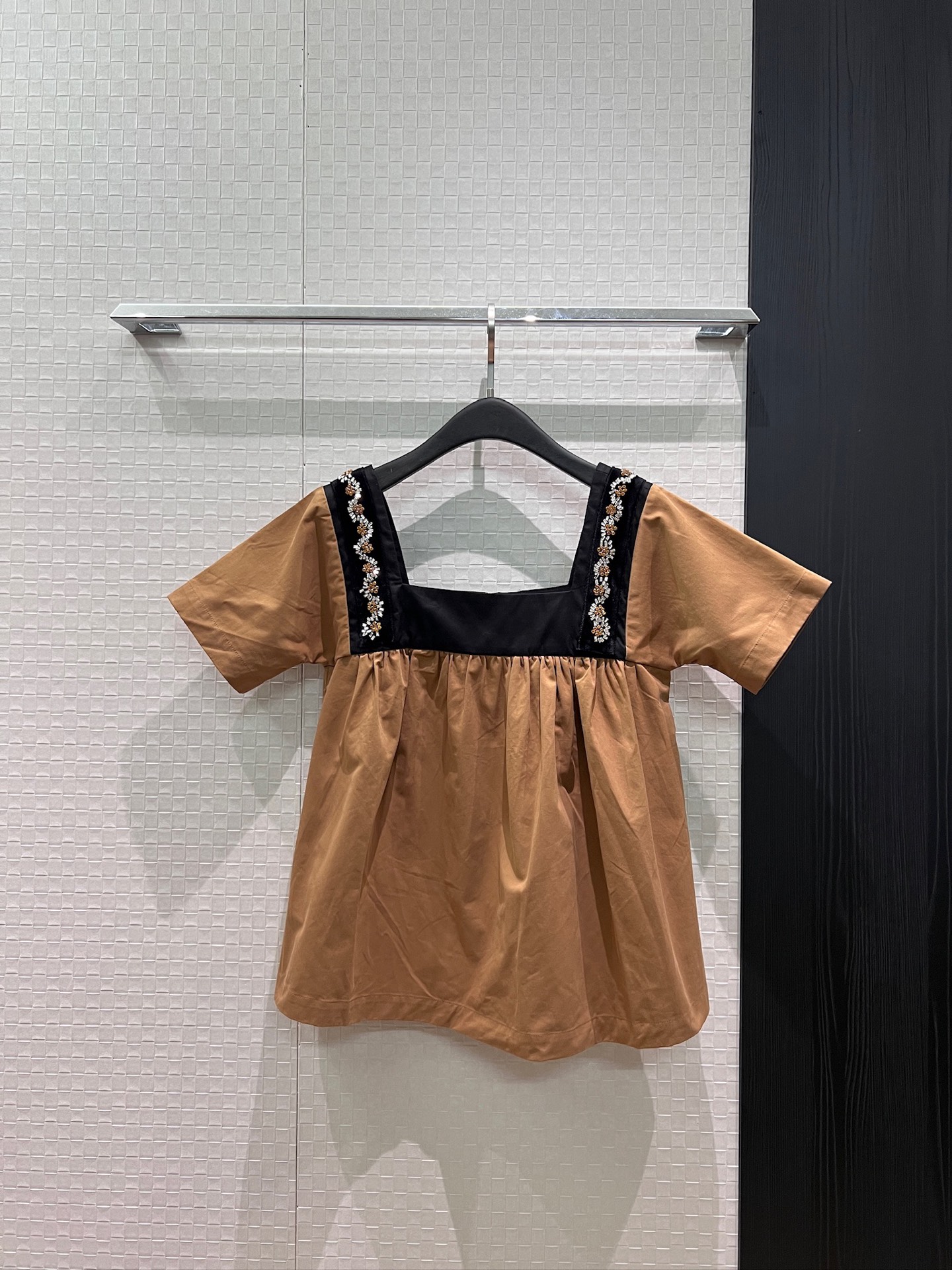 NO:893645,New Shao Yuwei same style heavy beading decorated square collar doll top for vacation and leisure, versatile for age reduction SML,,19860909新款邵雨薇同款 重工钉珠装饰方领娃娃上衣度假休闲 减龄百搭 SML,,,Women's clothing