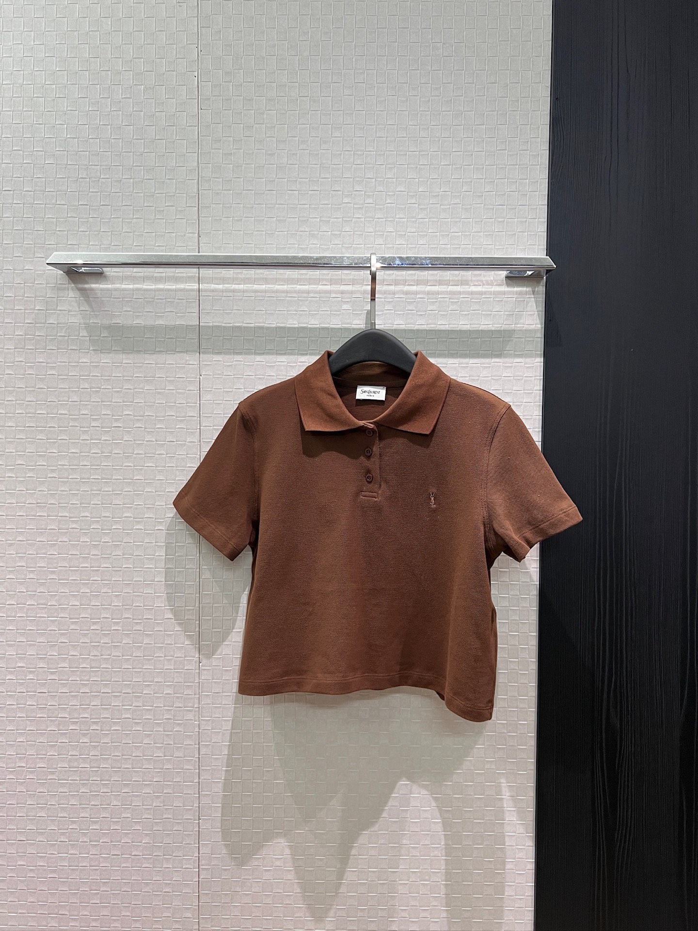 NO:893652,New YSL minimalist lapel short polo shirt. Pique T-shirt with small logo embroidered on the chest. Fashionable and versatile. SML, saint laurent, tees, t-shirt,19860909新款YSL极简翻领短款polo衫 珠地T恤胸前刺绣小logo 时尚百搭 SML,,saint laurent,tees，t-shirt,,Women's clothing