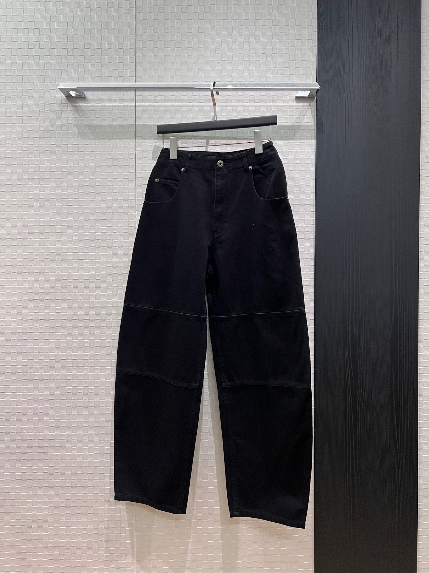 NO:893657,New recommended early autumn Loewe splicing design scimitar pants, denim wide-leg pants with logo color matching leather label decoration, casual and loose, essential for age reduction, black and white SML,,loewe,19860909新款推荐早秋Loewe 拼接设计弯刀裤 牛仔阔腿裤logo拼色皮标装饰 休闲宽松 减龄必备 黑色白色SML,,loewe,,Women's clothing