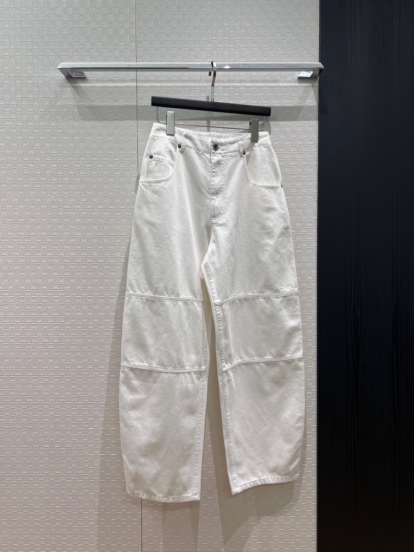NO:893663,New recommended early autumn Loewe splicing design scimitar pants, denim wide-leg pants with logo color matching leather label decoration, casual and loose, essential for age reduction, black and white SML,,loewe,19860909新款推荐早秋Loewe 拼接设计弯刀裤 牛仔阔腿裤logo拼色皮标装饰 休闲宽松 减龄必备 黑色白色SML,,loewe,,Women's clothing