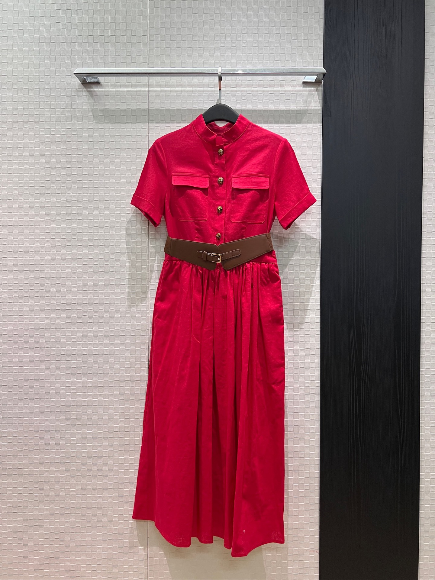 NO:900561,New stand-up collar linen short-sleeved dress. Belted long skirt with leather elastic belt decoration. Chest flap pocket. Open molded hardware buckle with pockets on both sides. Fashionable and casual. Commuting to reduce age. Red coffee color SML, skirts, T-shirt,19860909新款立领亚麻短袖连衣裙 束腰长裙配送皮革弹力腰带装饰 胸前翻盖口袋 开模五金扣两侧有口袋 时尚休闲 通勤减龄 红色咖色 SML,,skirts,T-shirt,,Women's clothing
