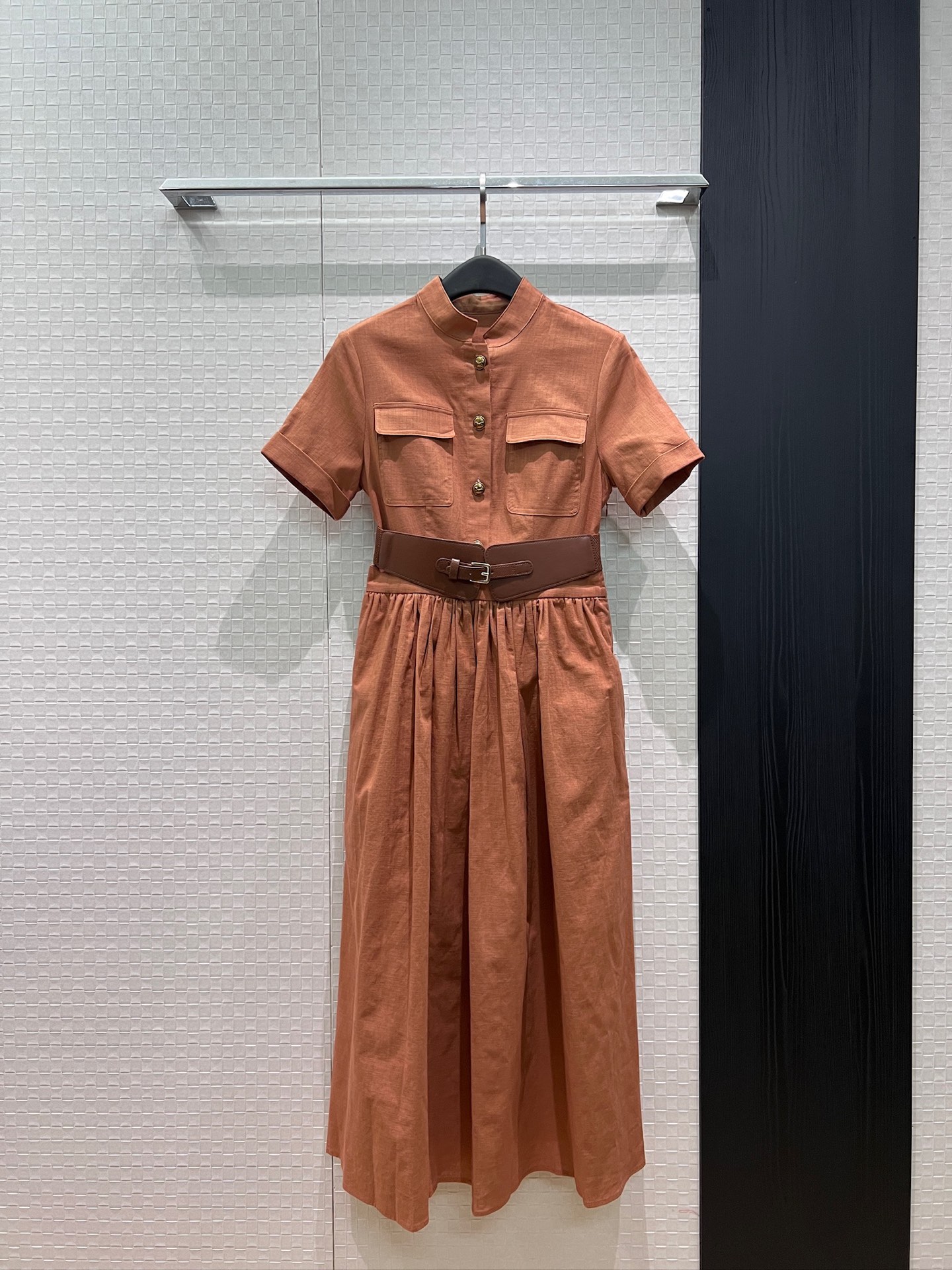 NO:900553,New stand-up collar linen short-sleeved dress. Belted long skirt with leather elastic belt decoration. Chest flap pocket. Open molded hardware buckle with pockets on both sides. Fashionable and casual. Commuting to reduce age. Red coffee color SML, skirts, T-shirt,19860909新款立领亚麻短袖连衣裙 束腰长裙配送皮革弹力腰带装饰 胸前翻盖口袋 开模五金扣两侧有口袋 时尚休闲 通勤减龄 红色咖色 SML,,skirts,T-shirt,,Women's clothing