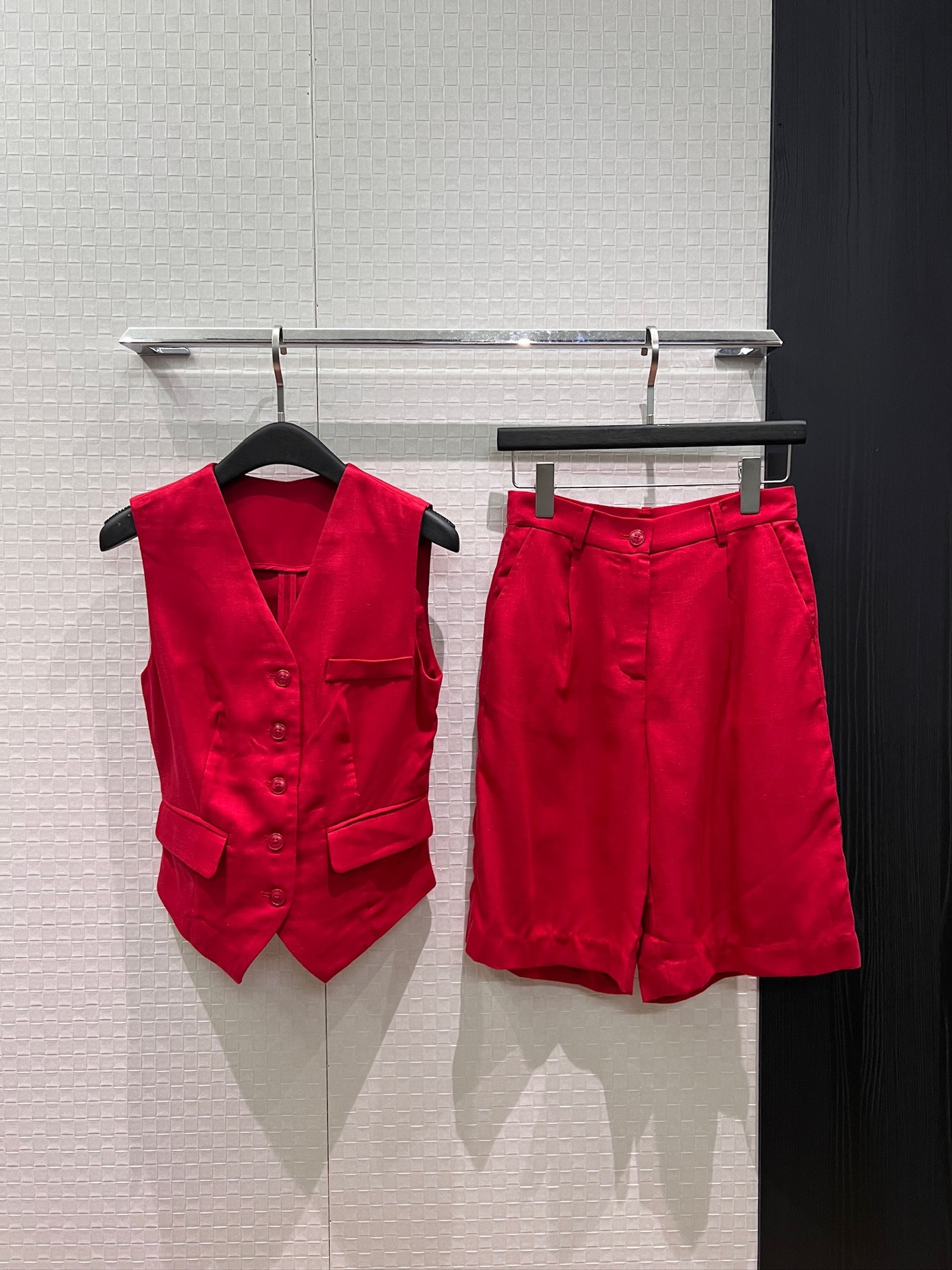 NO:900546,Tops, mid-pants, new old money style, V-neck vest, silk and linen tops, mid-length trousers, half-length trousers, handsome and versatile, casual temperament, commuting fashion, sweet and cool, age-reducing, red khaki SML,,business suit,19860909上衣 中裤新款老钱风 V领马甲丝麻上衣西装中裤五分裤 帅气百搭 气质休闲 通勤时尚甜酷减龄 红色卡其 SML,,business suit,,Women's clothing