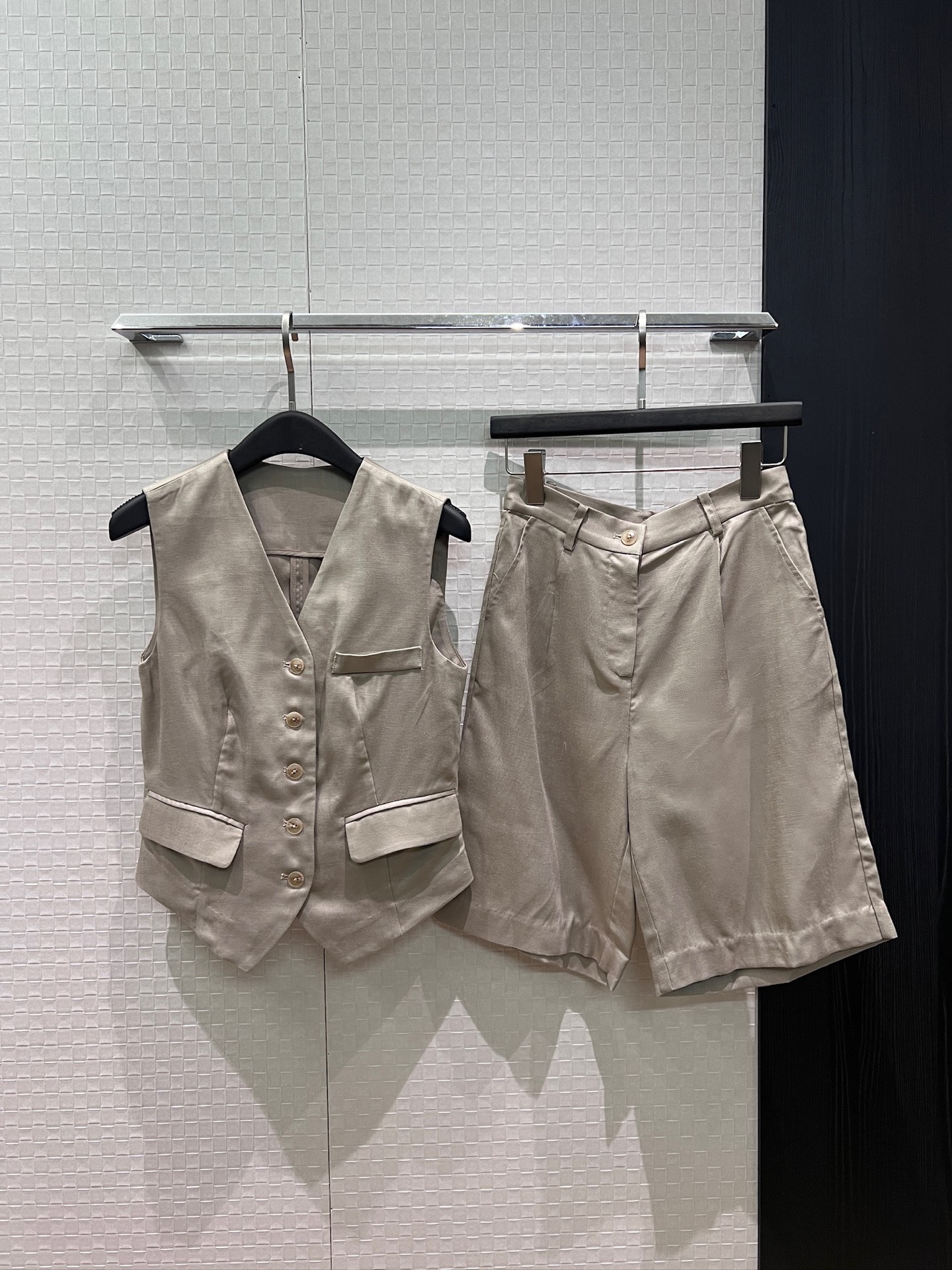 NO:900538,Tops, mid-pants, new old money style, V-neck vest, silk and linen tops, mid-length trousers, half-length trousers, handsome and versatile, casual temperament, commuting fashion, sweet and cool, age-reducing, red khaki SML,,business suit,19860909上衣 中裤新款老钱风 V领马甲丝麻上衣西装中裤五分裤 帅气百搭 气质休闲 通勤时尚甜酷减龄 红色卡其 SML,,business suit,,Women's clothing