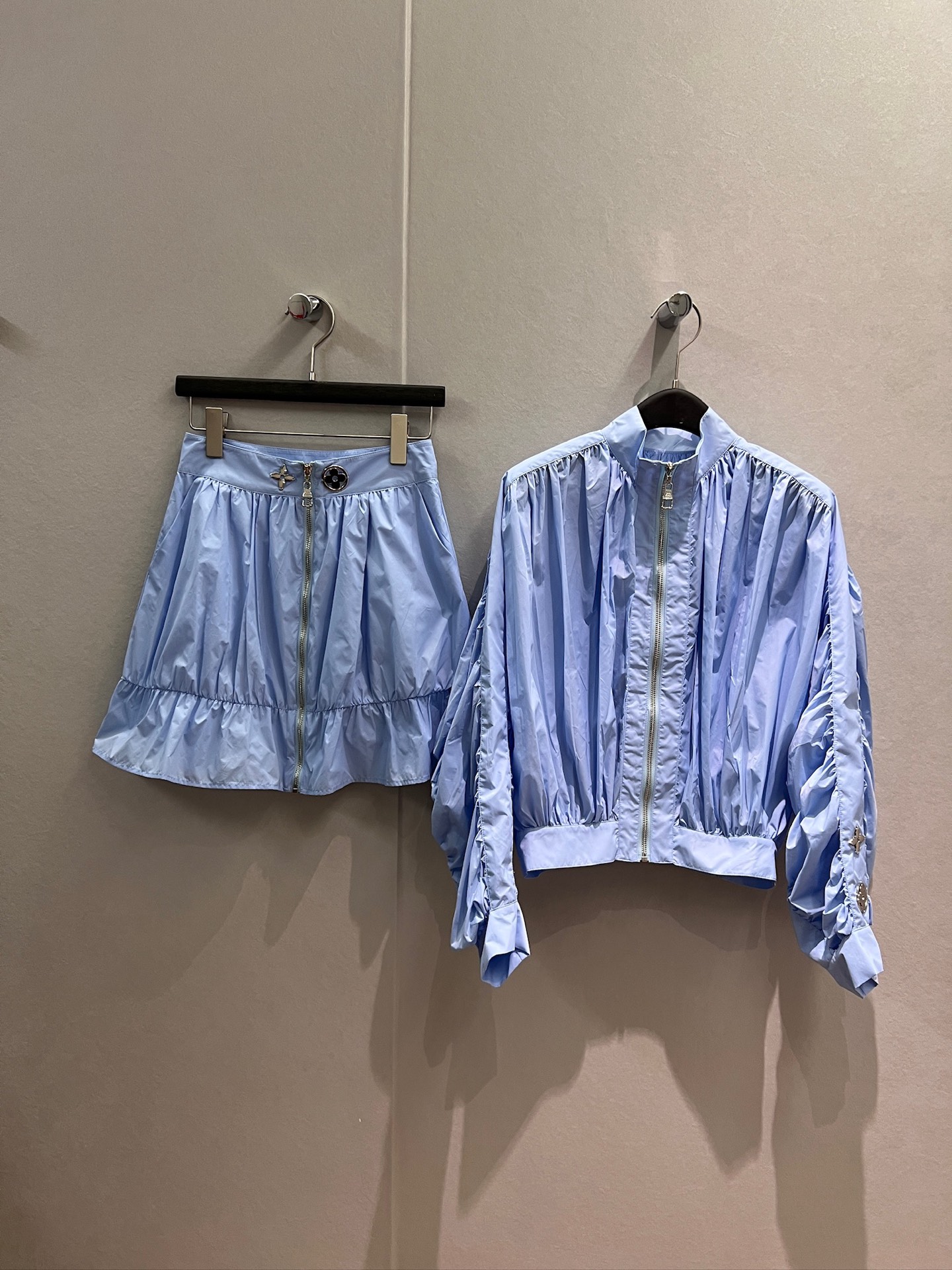 NO:900545,Jacket, skirt, new style stand-up collar, pleated waist coat, ruffle skirt, zipper skirt, molded hardware accessories for modern and fashionable decoration, age-reducing temperament, S-XL,,skirts,jackets & coats,19860909外套 半裙新款立领褶皱收腰外套荷叶边裙摆拉链半裙 开模五金配件装饰摩登时尚 气质减龄 S-XL,,skirts,jackets & coats,,Women's clothing