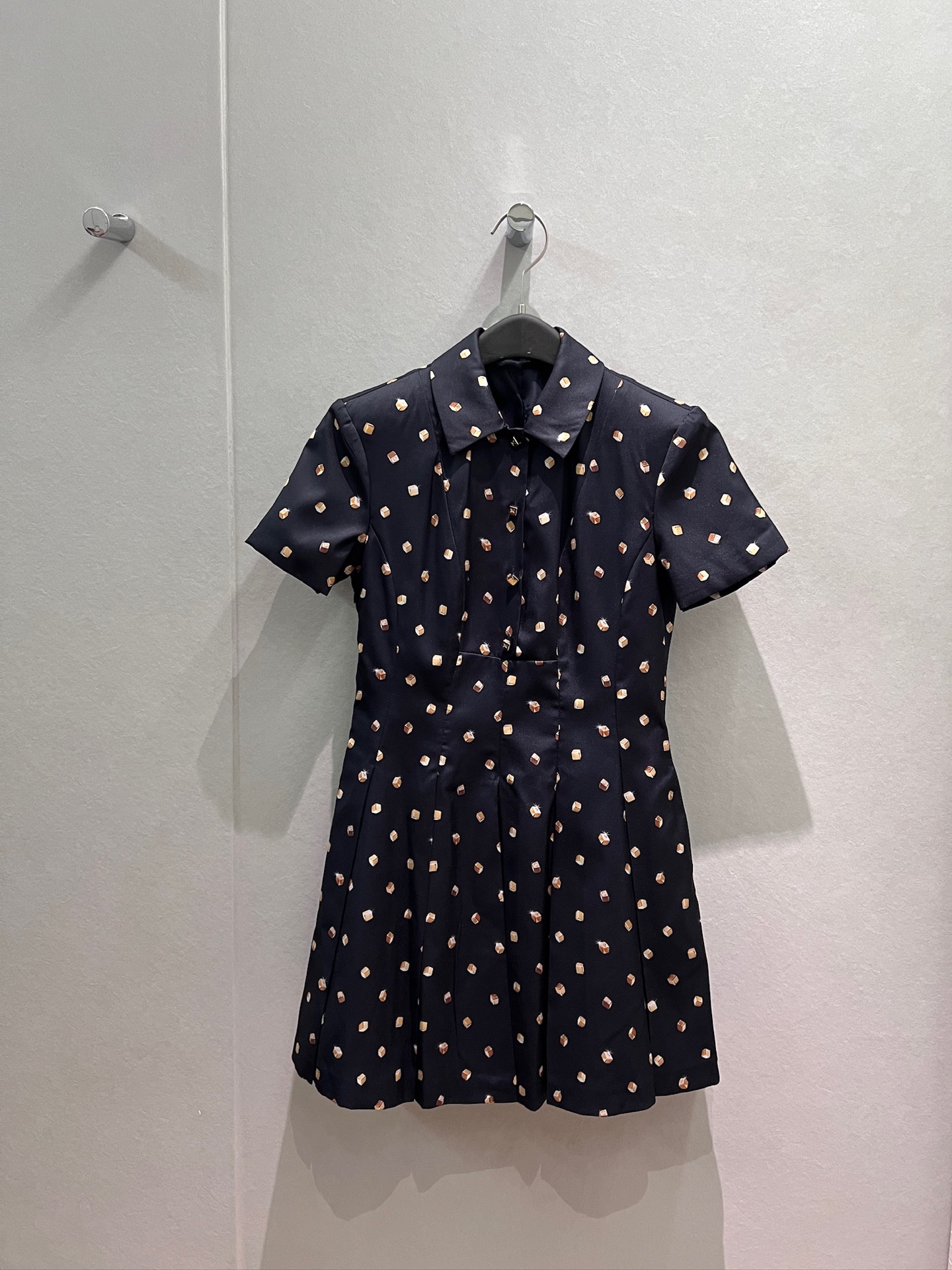 NO:900528,New style small square printed lapel short-sleeved dress with pleated skirt, slim waist and slimming pockets on both sides. S-XL,,skirts,T-shirt,19860909新款小方块印花翻领短袖连衣裙压褶裙摆 收腰显瘦 两侧有口袋气质减龄 S-XL,,skirts,T-shirt,,Women's clothing