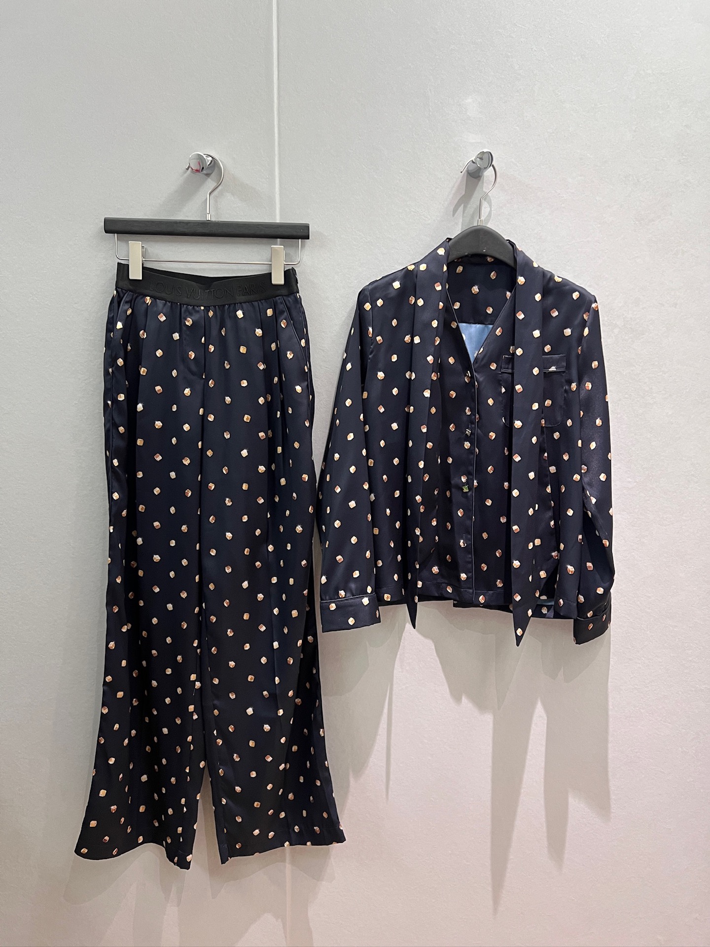 NO:900536,New Ouyang Nana same style small square printed suit ribbon design decorated shirt elastic waist wide leg pants jacquard logo webbing lazy casual fashion age reduction S-XL,,19860909新款欧阳娜娜同款 小方块印花套装 飘带设计装饰衬衣松紧腰阔腿裤 提花logo织带 慵懒休闲 时尚减龄S-XL,,,Women's clothing