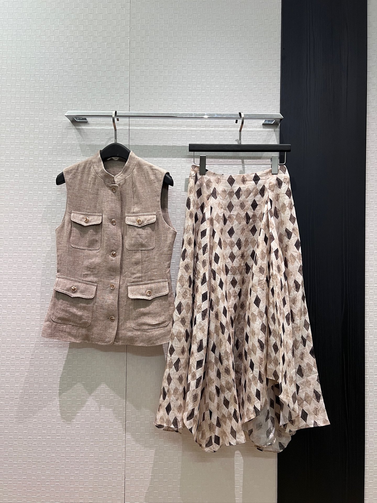 NO:900522,Vest, skirt, new linen stand-up collar vest, irregular printed linen skirt, elegant long skirt, old money style, fashionable and lazy, casual commuting SML,,skirts,19860909马甲 半裙新款亚麻立领马甲不规则印花亚麻半裙 飘逸大摆长裙 老钱风 时尚慵懒 休闲通勤 SML,,skirts,,Women's clothing