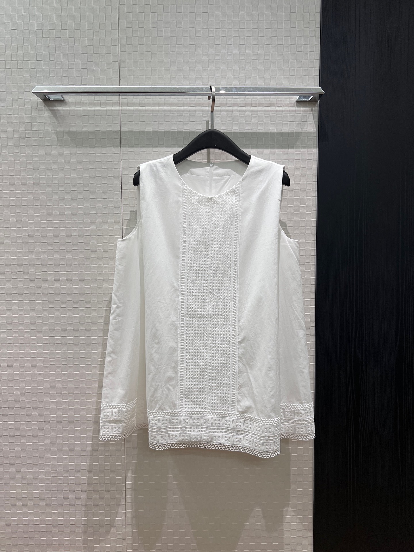 NO:901576,New style hollow water-soluble lace spliced ​​sleeveless vest top A-line doll version, vacation and leisure, age-reducing and versatile SML,,19860909新款镂空水溶蕾丝拼接无袖背心上衣A字娃娃版型 度假休闲 减龄百搭SML,,,Women's clothing
