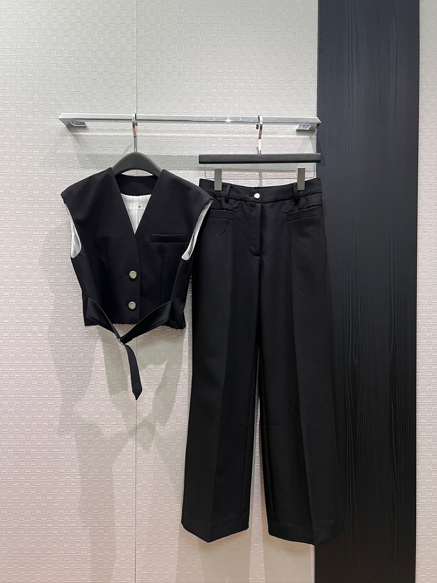 NO:901610,Tops, trousers, new catwalk style, same style as Fala Chen, heavy embroidery beading tube decoration on the back, raw edge wool vest, straight casual trousers, open mold hardware accessories, fashionable single product matching SML,,19860909上衣 裤子新款走秀 陈法拉同款 背后重工刺绣钉珠管装饰 毛边羊毛马甲背心直筒休闲西裤 开模五金配件 时髦单品搭配 SML,,,Women's clothing