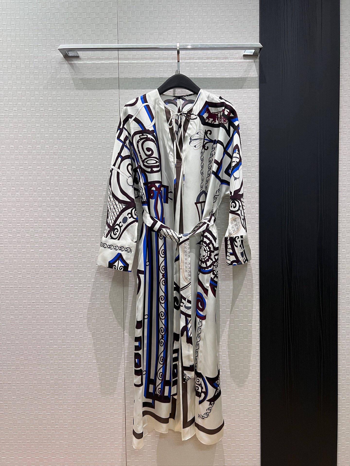 NO:906210,Early autumn new classic horse-drawn carriage. Positioned print. Heavy silk twill long-sleeved dress. V-neck off-shoulder long dress with lace-up neckline. Belt to slim the waist. Slit at the hem. Loose and casual with pockets on both sides. Lazy vacation. Temperament to reduce age. S-XL,,skirts,real silk,19860909早秋新款经典马车 定位印花重磅真丝斜纹长袖连衣裙 V领落肩长裙领口系带装饰 系腰带收腰显瘦 下摆开叉 宽松休闲两侧有口袋 慵懒度假 气质减龄 S-XL,,skirts,real silk,,Women's clothing