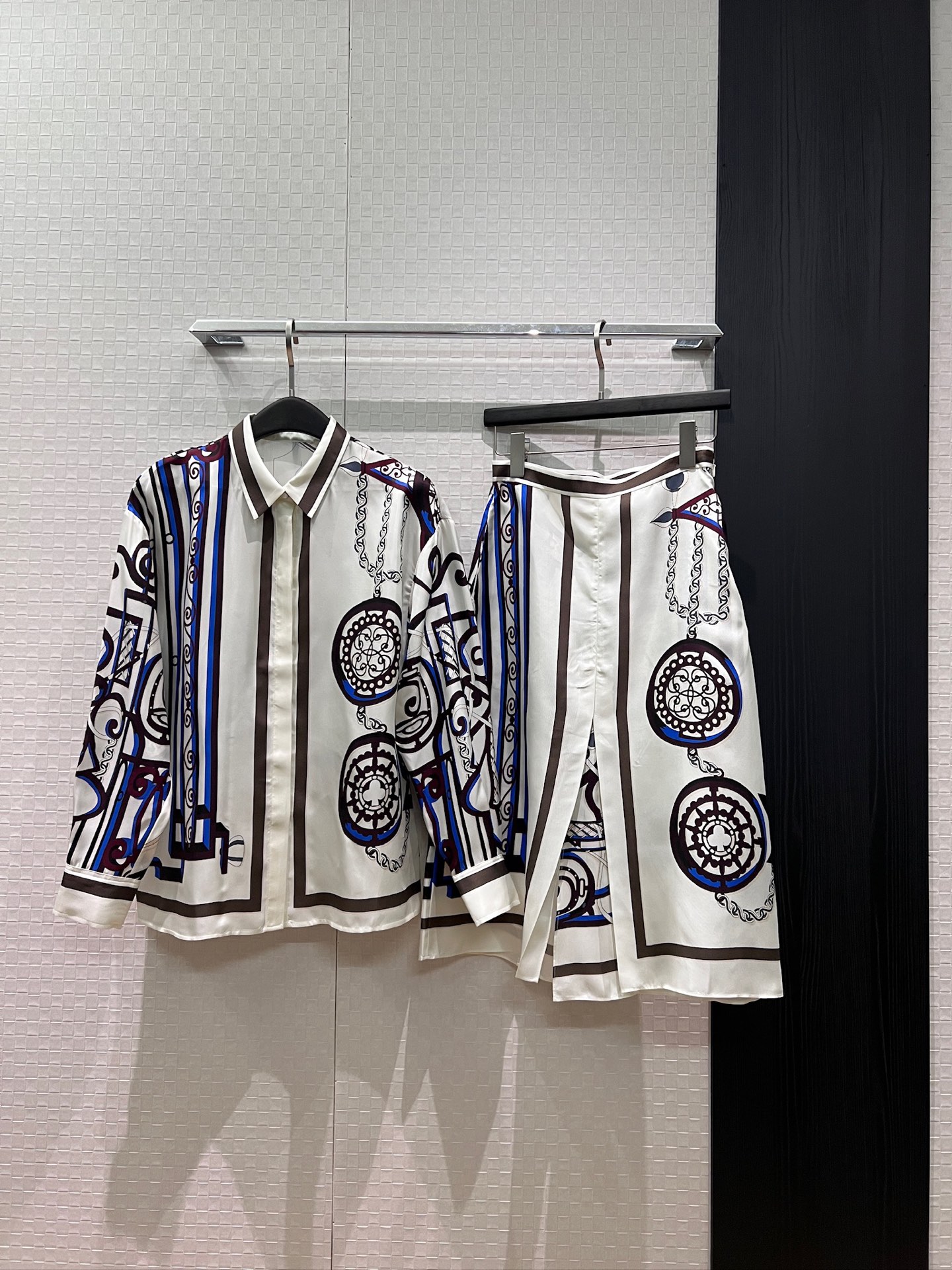 NO:906194,Top, skirt, new positioning print, heavy silk twill shirt with fake two-piece slit design skirt, fashionable and casual, versatile for commuting S-XL,,skirts,real silk,19860909上衣 半裙新款定位印花 重磅真丝斜纹衬衣拼接假两件开叉设计半裙时尚休闲 通勤百搭 S-XL,,skirts,real silk,,Women's clothing