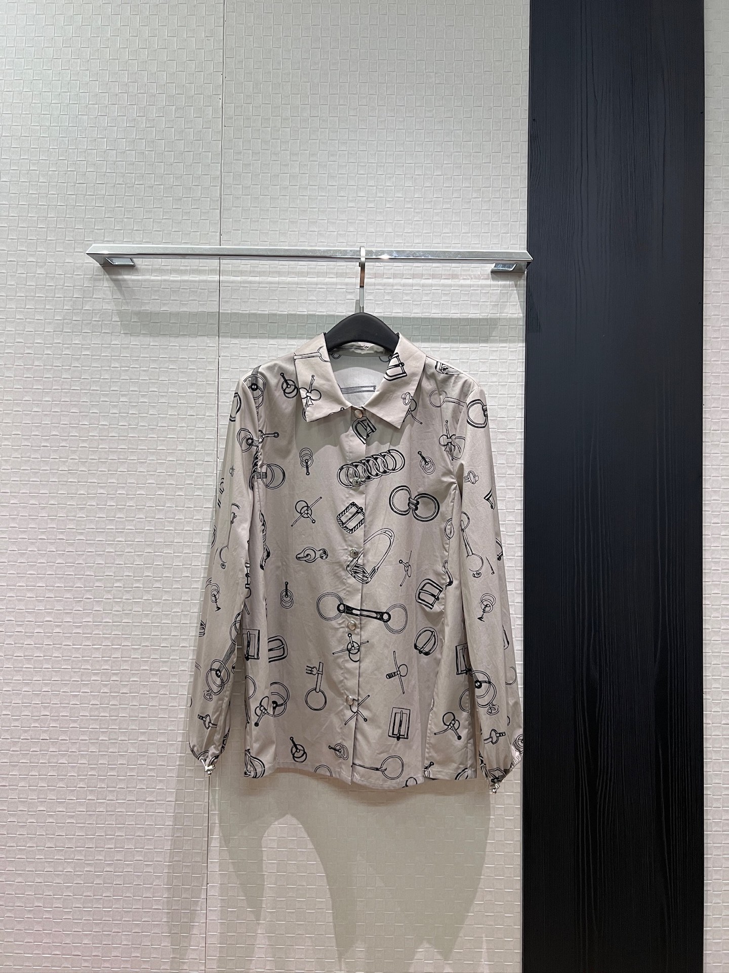 NO:906181,New style printed cotton lapel shirt with various lock buttons and positioning. Adjustable cuffs with elastic band. Slit at the hem. Casual and loose. Fashionable and versatile. S-XL,,19860909新款各种锁扣定位印花棉质翻领衬衣松紧带袖口可调节设计 下摆开叉休闲宽松 时尚百搭 S-XL,,,Women's clothing