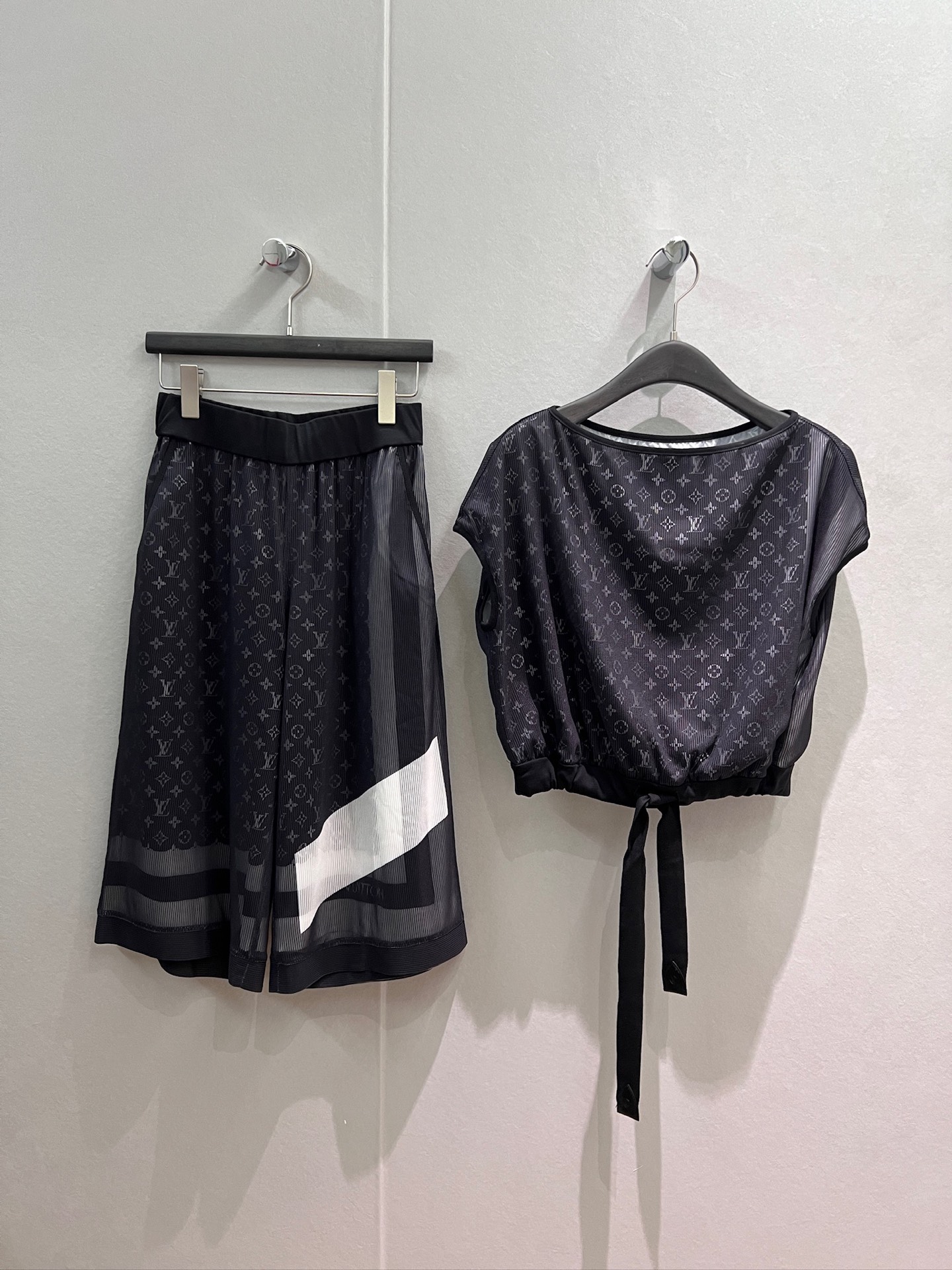 NO:906166,Tops, pants, new spliced ​​mesh presbyopic double-layered one-neck short tops, same style elastic waist six-point wide-leg pants, waist-cinching hem, bow tie decoration, fashionable and casual, temperament and age-reducing S-XL,,19860909上衣 裤子p新款拼接网眼老花双层一字领短款上衣同款松紧腰六分阔腿裤 下摆收腰系带蝴蝶结装饰时尚休闲 气质减龄 S-XL,,,Women's clothing